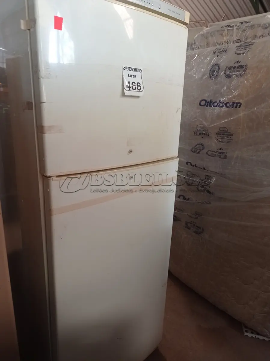 LOTE 466 - 01 GELADEIRA MARCA BOSCH P/RETIRADA DE PEÇAS. (NO ESTADO) ATENÇÃO! FAZER A VISITAÇÃO ANTES DE ARREMATAR, NÃO SABEMOS SE FUNCIONA. LEILÃO NÃO TEM GARANTIA E NEM DEVOLUÇÃO, SUJEITO A POSSÍVEIS AVARIAS VISÍVEIS/OCULTAS E/OU AUSÊNCIA DE COMPONENTES.