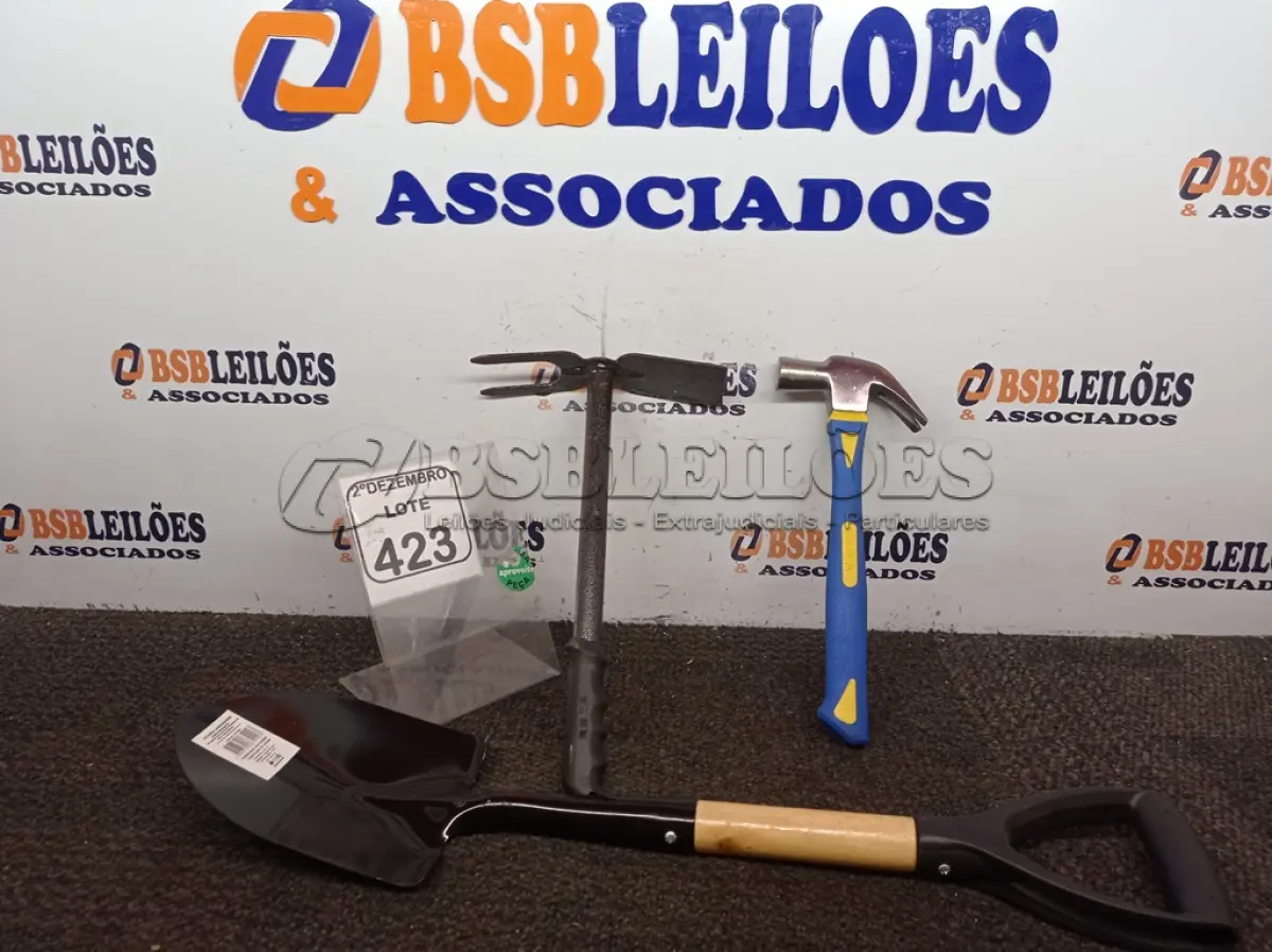 LOTE 423 - 01 MARTELO, 01 MINI PÁ E 01 SACHO P/JARDIM(NOVO). (NO ESTADO) ATENÇÃO! FAZER A VISITAÇÃO ANTES DE ARREMATAR, NÃO SABEMOS SE FUNCIONA. LEILÃO NÃO TEM GARANTIA E NEM DEVOLUÇÃO, SUJEITO A POSSÍVEIS AVARIAS VISÍVEIS/OCULTAS E/OU AUSÊNCIA DE COMPONENTES.