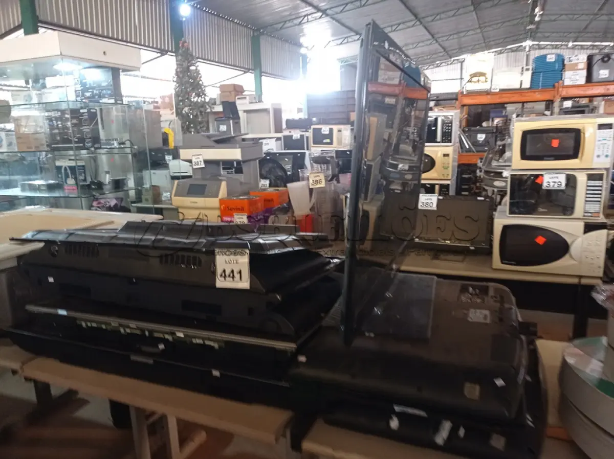 LOTE 441 - 01 LOTE C/VÁRIAS SUCATAS DE TV MARCAS E MODELOS DIVERSOS P/RETIRADA DE PEÇAS. (NO ESTADO) ATENÇÃO! FAZER A VISITAÇÃO ANTES DE ARREMATAR, NÃO SABEMOS SE FUNCIONA. LEILÃO NÃO TEM GARANTIA E NEM DEVOLUÇÃO, SUJEITO A POSSÍVEIS AVARIAS VISÍVEIS/OCULTAS E/OU AUSÊNCIA DE COMPONENTES.