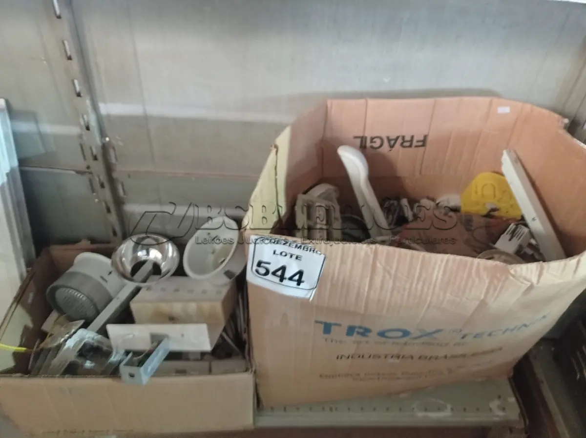 LOTE 544 - 01 LOTE C/GRANDE QUANTIDADE DE LUMINÁRIAS E MATERIAIS DIVERSOS. (NO ESTADO) ATENÇÃO! FAZER A VISITAÇÃO ANTES DE ARREMATAR, NÃO SABEMOS SE FUNCIONA. LEILÃO NÃO TEM GARANTIA E NEM DEVOLUÇÃO, SUJEITO A POSSÍVEIS AVARIAS VISÍVEIS/OCULTAS E/OU AUSÊNCIA DE COMPONENTES.