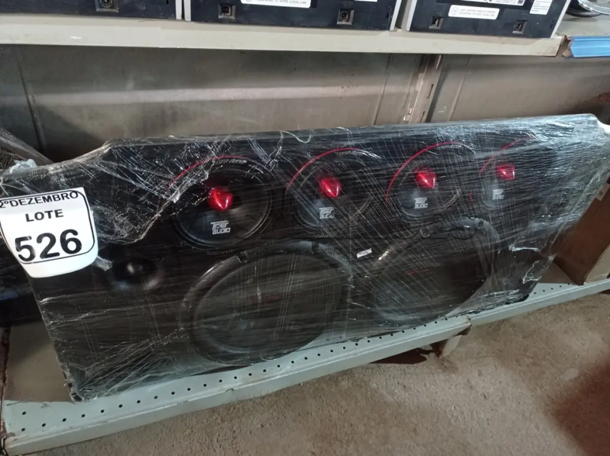LOTE 526 - 02 CARAS PRETAS 3II BANDA ACE, 01 PROCESSADOR STETSOM, 01 TAIRANPES TS 400X4 FONTE JFA 70 AMPERES, 01 PAR DE TWISTER MARCA JBL E 02 PARES DE ÁUDIO MARCA TIGER. (NO ESTADO) ATENÇÃO! FAZER A VISITAÇÃO ANTES DE ARREMATAR, NÃO SABEMOS SE FUNCIONA. LEILÃO NÃO TEM GARANTIA E NEM DEVOLUÇÃO, SUJEITO A POSSÍVEIS AVARIAS VISÍVEIS/OCULTAS E/OU AUSÊNCIA DE COMPONENTES.