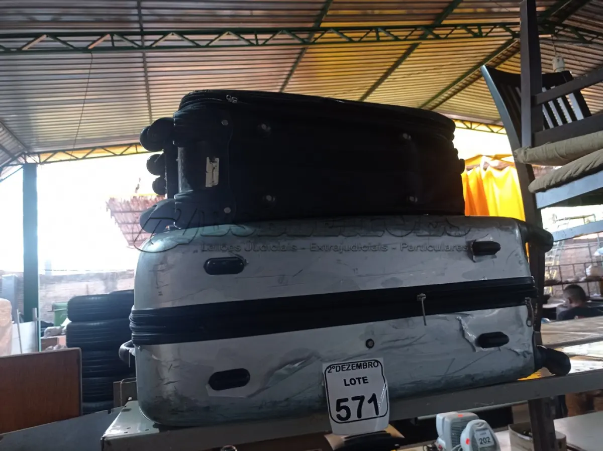 LOTE 571 - 02 MALAS C/RODINHAS MODELOS DIVERSOS. (NO ESTADO) ATENÇÃO! FAZER A VISITAÇÃO ANTES DE ARREMATAR, NÃO SABEMOS SE FUNCIONA. LEILÃO NÃO TEM GARANTIA E NEM DEVOLUÇÃO, SUJEITO A POSSÍVEIS AVARIAS VISÍVEIS/OCULTAS E/OU AUSÊNCIA DE COMPONENTES.