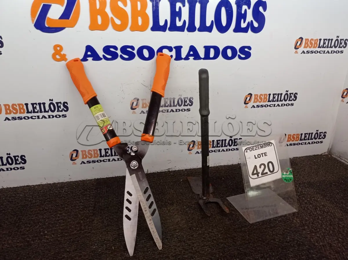 LOTE 420 - 01 TESOURA E 01 SACHO P/JARDINAGEM(NOVO). (NO ESTADO) ATENÇÃO! FAZER A VISITAÇÃO ANTES DE ARREMATAR, NÃO SABEMOS SE FUNCIONA. LEILÃO NÃO TEM GARANTIA E NEM DEVOLUÇÃO, SUJEITO A POSSÍVEIS AVARIAS VISÍVEIS/OCULTAS E/OU AUSÊNCIA DE COMPONENTES.
