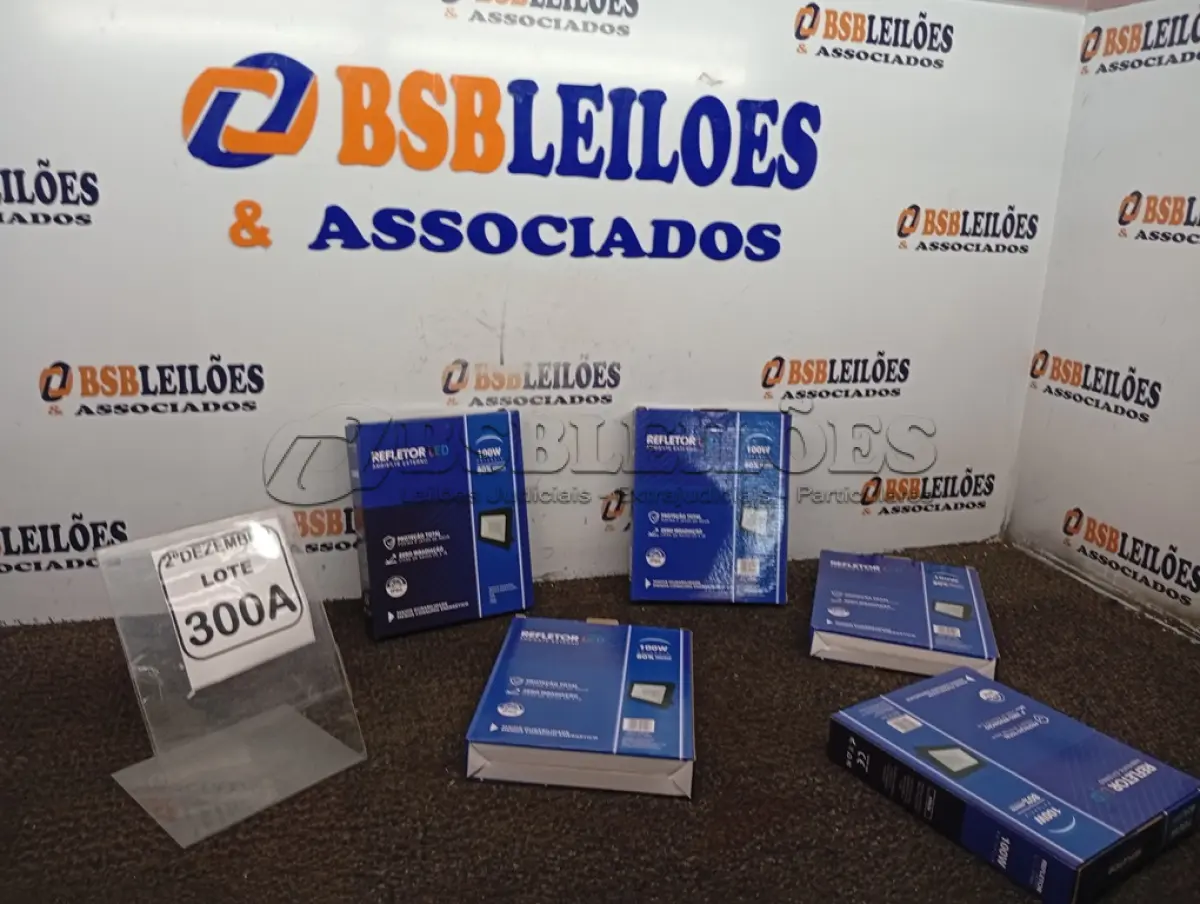 LOTE 300 - 05 REFLETORES LED AMBIENTE EXTERNO 100W. (NOVO), (NO ESTADO) ATENÇÃO! FAZER A VISITAÇÃO ANTES DE ARREMATAR, NÃO SABEMOS SE FUNCIONA. LEILÃO NÃO TEM GARANTIA E NEM DEVOLUÇÃO, SUJEITO A POSSÍVEIS AVARIAS VISÍVEIS/OCULTAS E/OU AUSÊNCIA DE COMPONENTES.
