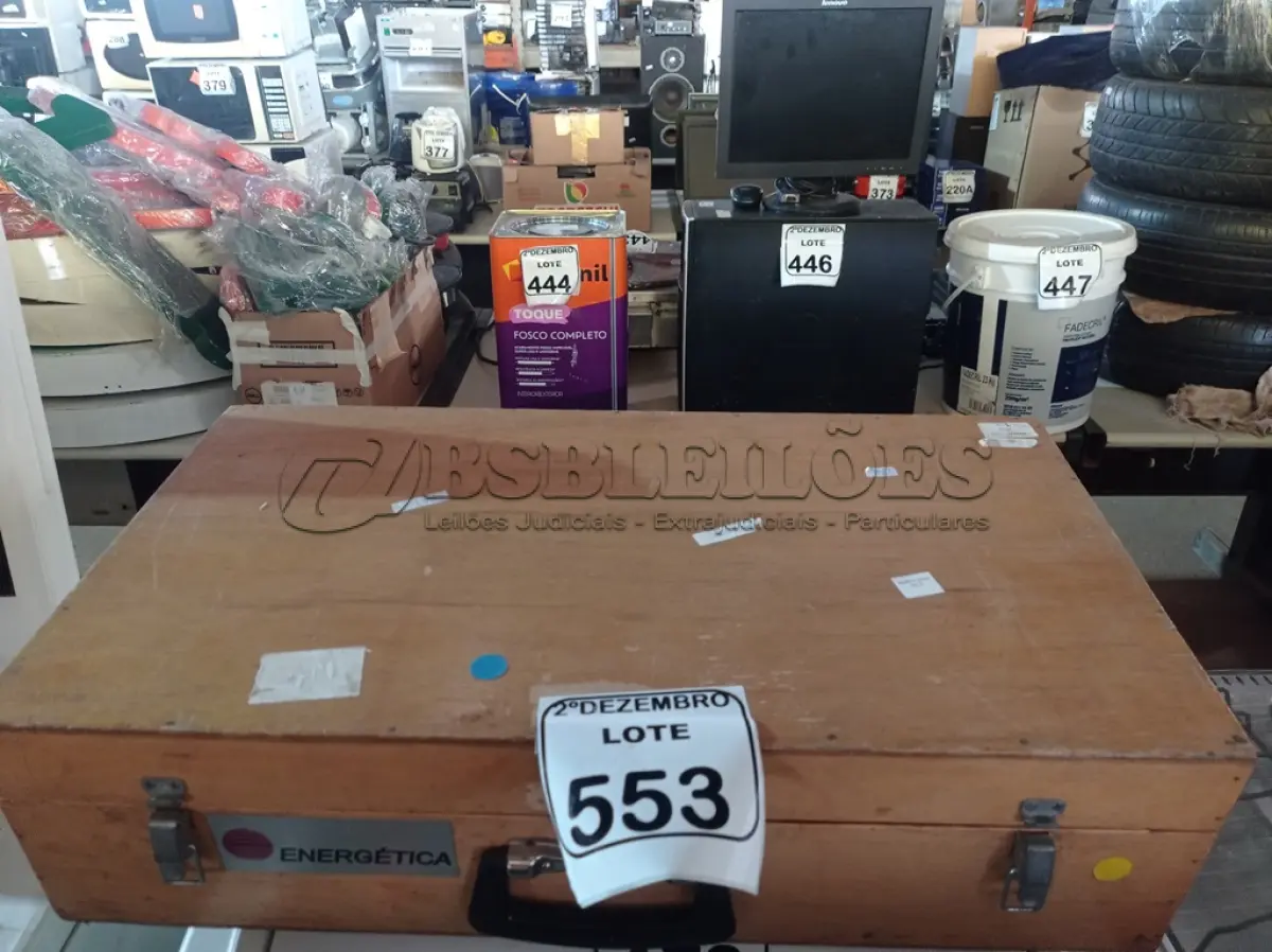 LOTE 553 - 01 CAIXA DE MADEIRA P/MATERIAIS DE LABORATÓRIO. (NO ESTADO) ATENÇÃO! FAZER A VISITAÇÃO ANTES DE ARREMATAR, NÃO SABEMOS SE FUNCIONA. LEILÃO NÃO TEM GARANTIA E NEM DEVOLUÇÃO, SUJEITO A POSSÍVEIS AVARIAS VISÍVEIS/OCULTAS E/OU AUSÊNCIA DE COMPONENTES.