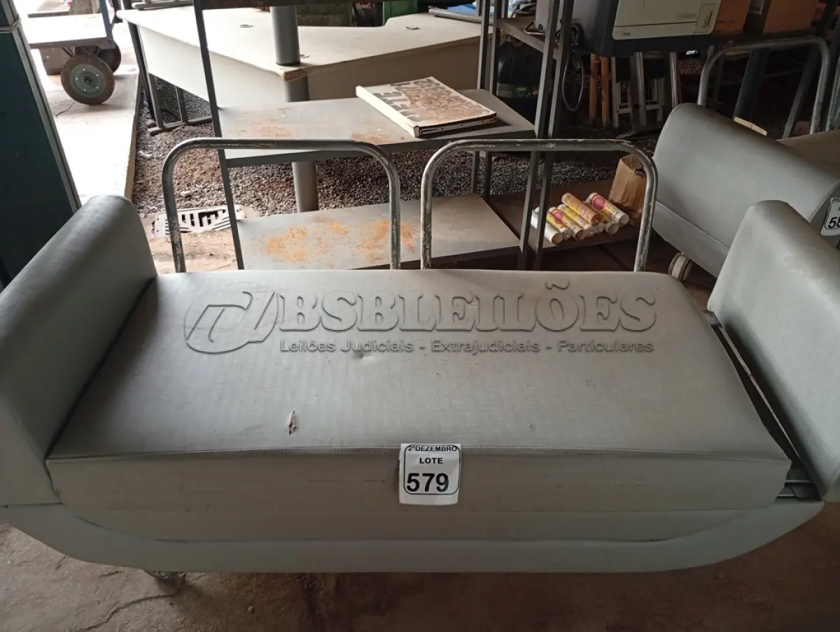 LOTE 579 - 01 SOFÁ C/BASE DE FERRO E RODINHAS. (NO ESTADO) ATENÇÃO! FAZER A VISITAÇÃO ANTES DE ARREMATAR, NÃO SABEMOS SE FUNCIONA. LEILÃO NÃO TEM GARANTIA E NEM DEVOLUÇÃO, SUJEITO A POSSÍVEIS AVARIAS VISÍVEIS/OCULTAS E/OU AUSÊNCIA DE COMPONENTES.