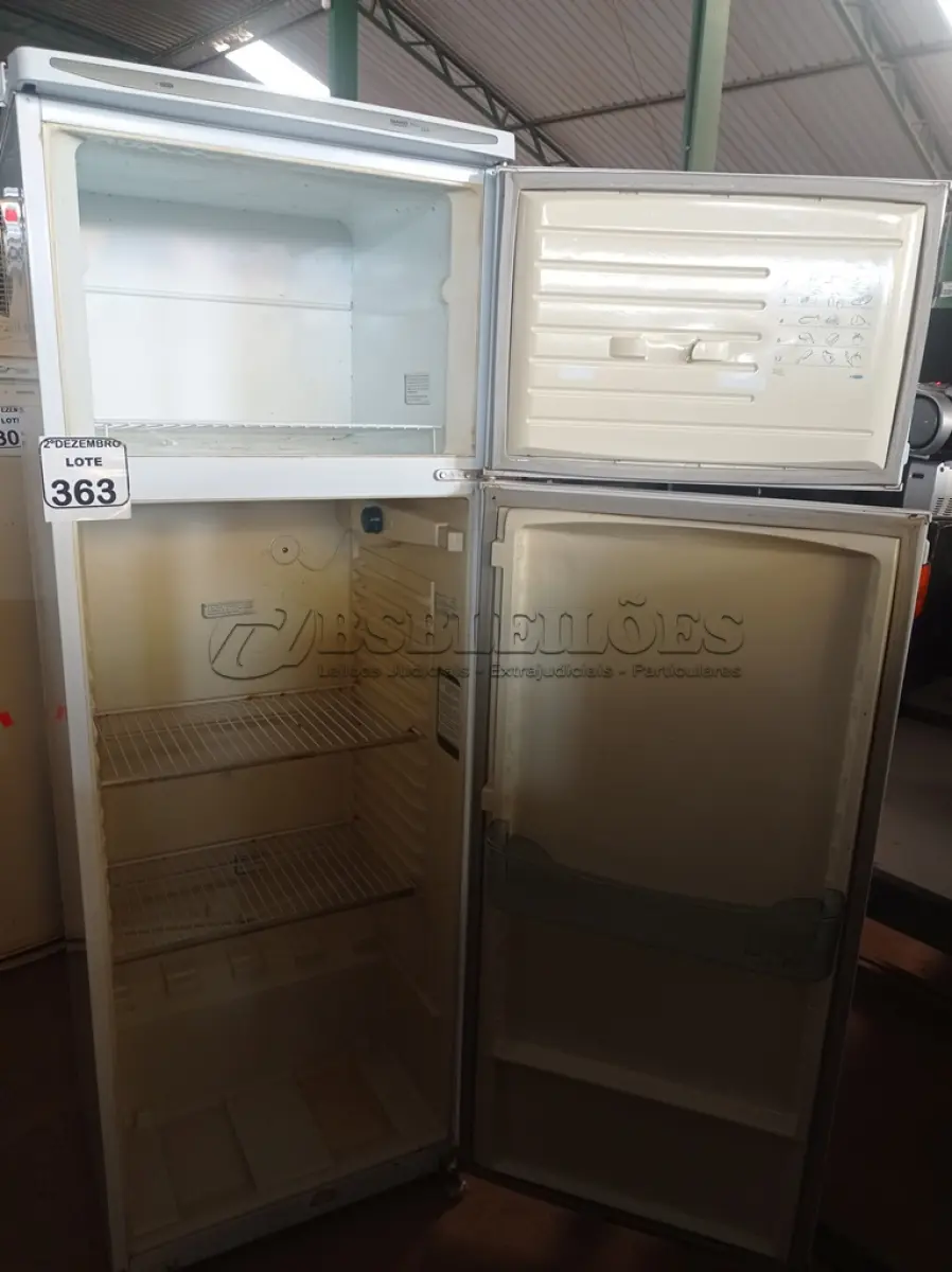 LOTE 363 - 01 GELADEIRA MARCA DACO 220V. (NO ESTADO) ATENÇÃO! FAZER A VISITAÇÃO ANTES DE ARREMATAR, NÃO SABEMOS SE FUNCIONA. LEILÃO NÃO TEM GARANTIA E NEM DEVOLUÇÃO, SUJEITO A POSSÍVEIS AVARIAS VISÍVEIS/OCULTAS E/OU AUSÊNCIA DE COMPONENTES.