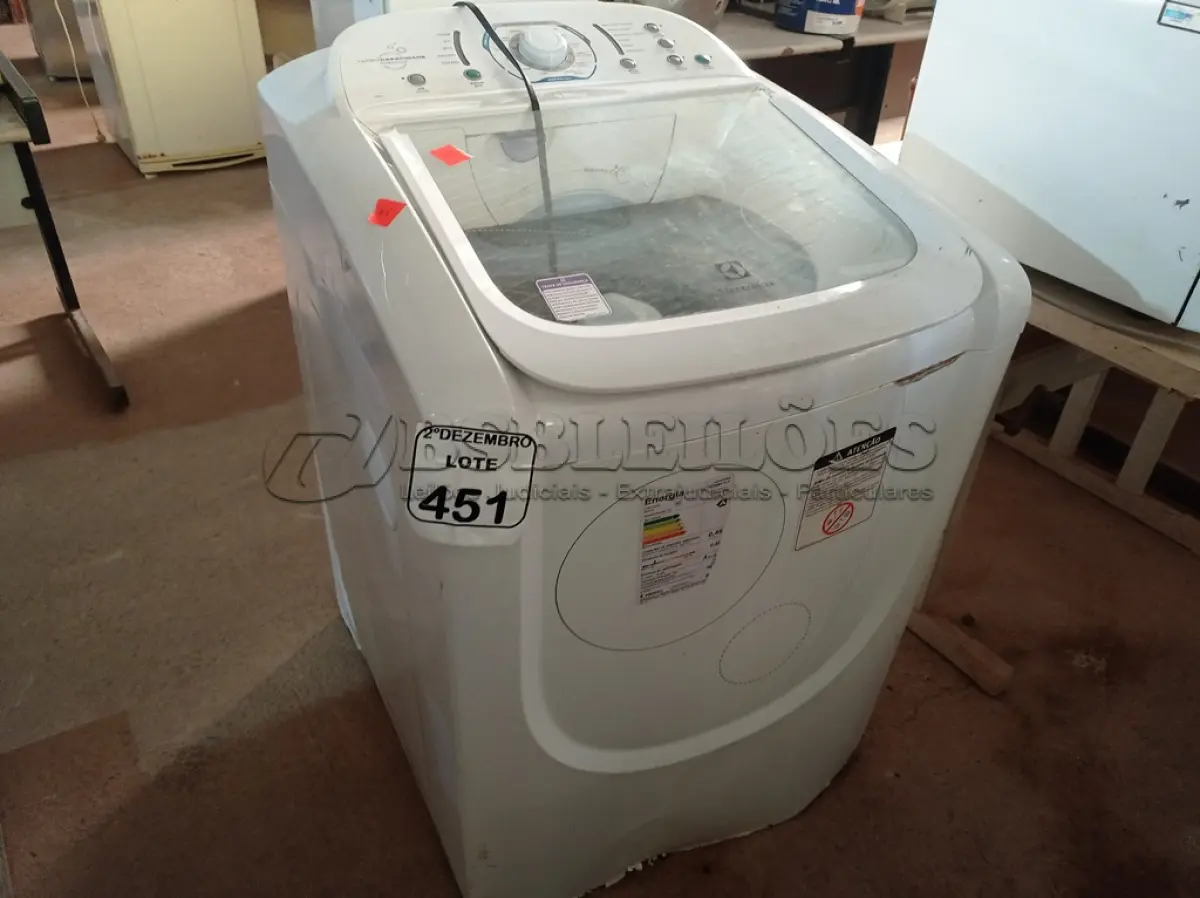 LOTE 451 - 01 MÁQUINA DE LAVAR MARCA ELECTROLUX 15KG. (NO ESTADO) ATENÇÃO! FAZER A VISITAÇÃO ANTES DE ARREMATAR, NÃO SABEMOS SE FUNCIONA. LEILÃO NÃO TEM GARANTIA E NEM DEVOLUÇÃO, SUJEITO A POSSÍVEIS AVARIAS VISÍVEIS/OCULTAS E/OU AUSÊNCIA DE COMPONENTES.