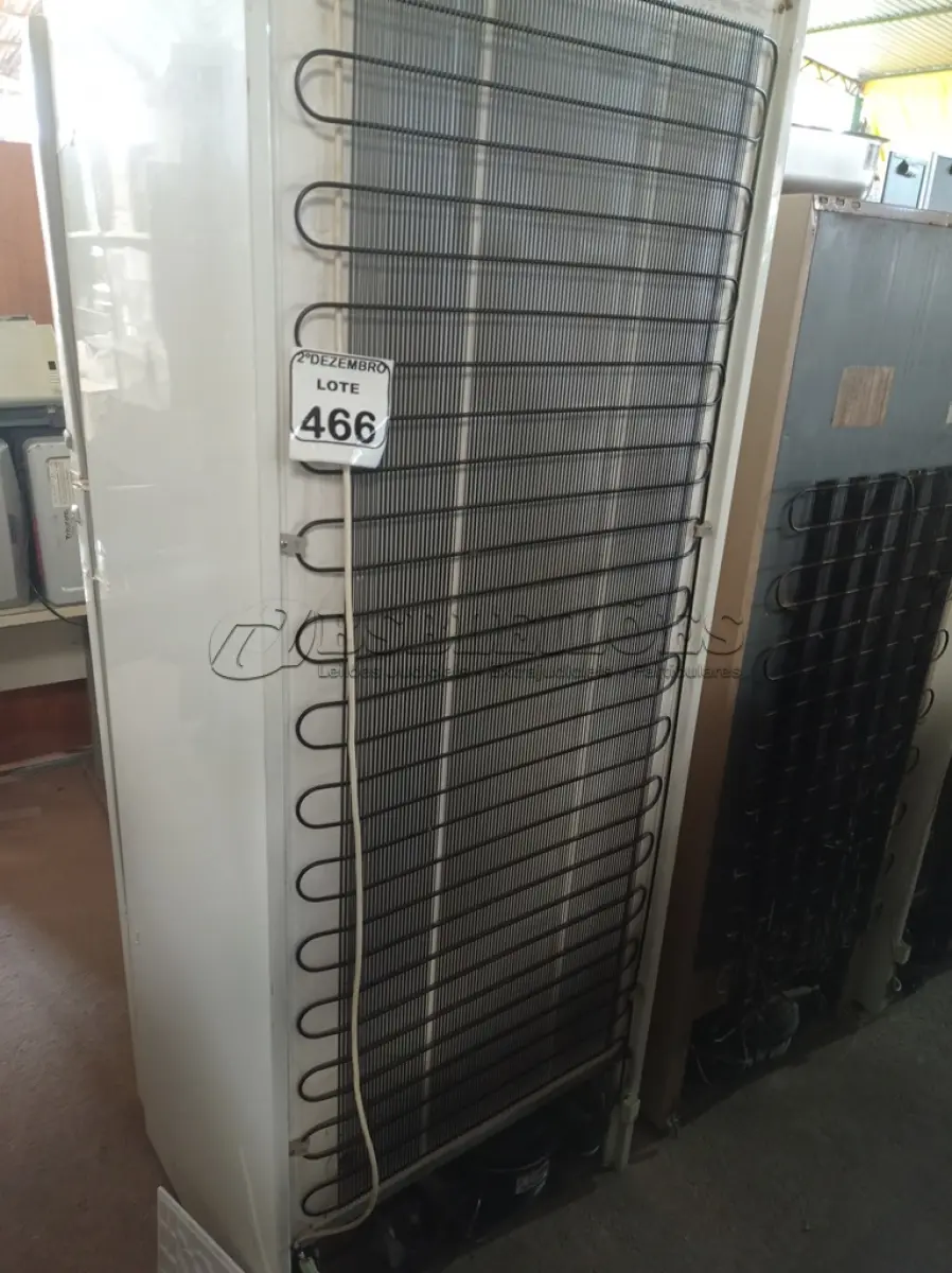 LOTE 466 - 01 GELADEIRA MARCA BOSCH P/RETIRADA DE PEÇAS. (NO ESTADO) ATENÇÃO! FAZER A VISITAÇÃO ANTES DE ARREMATAR, NÃO SABEMOS SE FUNCIONA. LEILÃO NÃO TEM GARANTIA E NEM DEVOLUÇÃO, SUJEITO A POSSÍVEIS AVARIAS VISÍVEIS/OCULTAS E/OU AUSÊNCIA DE COMPONENTES.