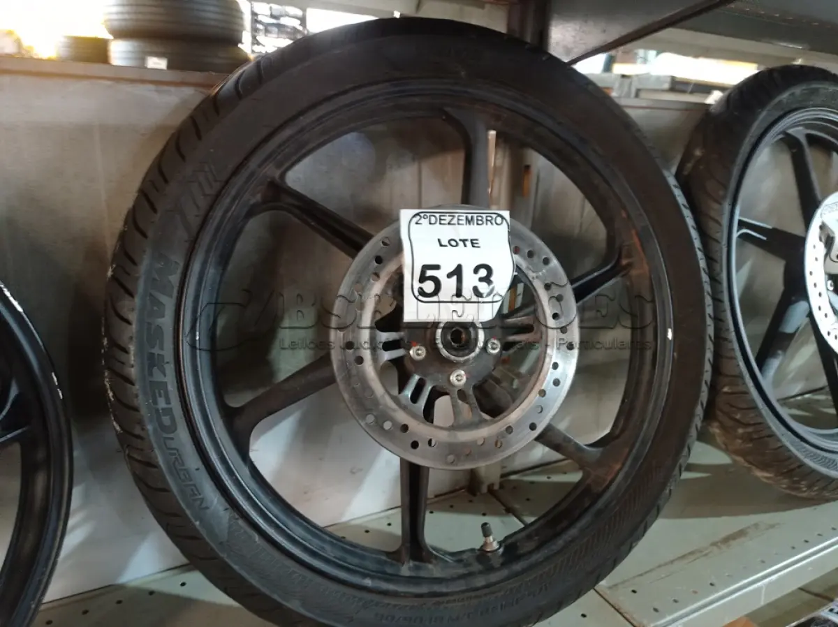 LOTE 513 - 01 RODA P/MOTO COM PNEU E CÂMARA DE AR, ARO “18. PARA HONDA 150 E 160 CILINDRADAS. (NO ESTADO) ATENÇÃO! FAZER A VISITAÇÃO ANTES DE ARREMATAR, NÃO SABEMOS SE FUNCIONA. LEILÃO NÃO TEM GARANTIA E NEM DEVOLUÇÃO, SUJEITO A POSSÍVEIS AVARIAS VISÍVEIS/OCULTAS E/OU AUSÊNCIA DE COMPONENTES.