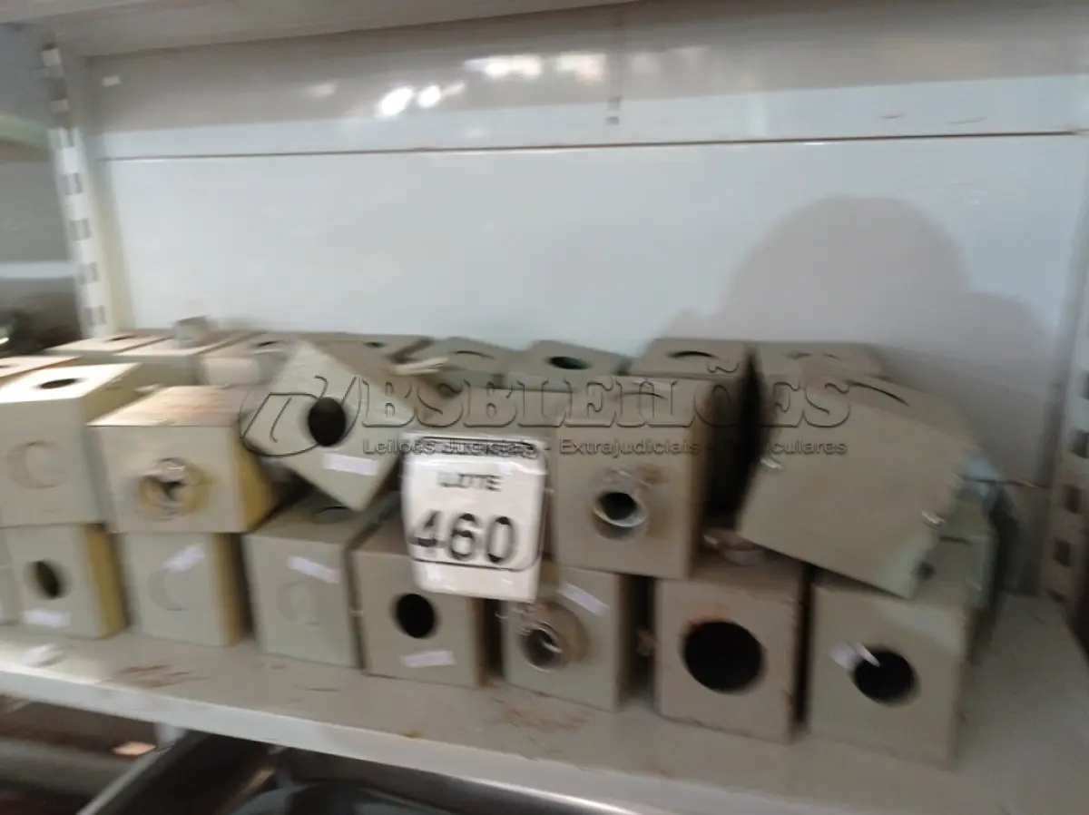 LOTE 460 - 01 LOTE C/GRANDE QUANTIDADE DE CAIXA DE PASSAGEM. (NO ESTADO) ATENÇÃO! FAZER A VISITAÇÃO ANTES DE ARREMATAR, NÃO SABEMOS SE FUNCIONA. LEILÃO NÃO TEM GARANTIA E NEM DEVOLUÇÃO, SUJEITO A POSSÍVEIS AVARIAS VISÍVEIS/OCULTAS E/OU AUSÊNCIA DE COMPONENTES.