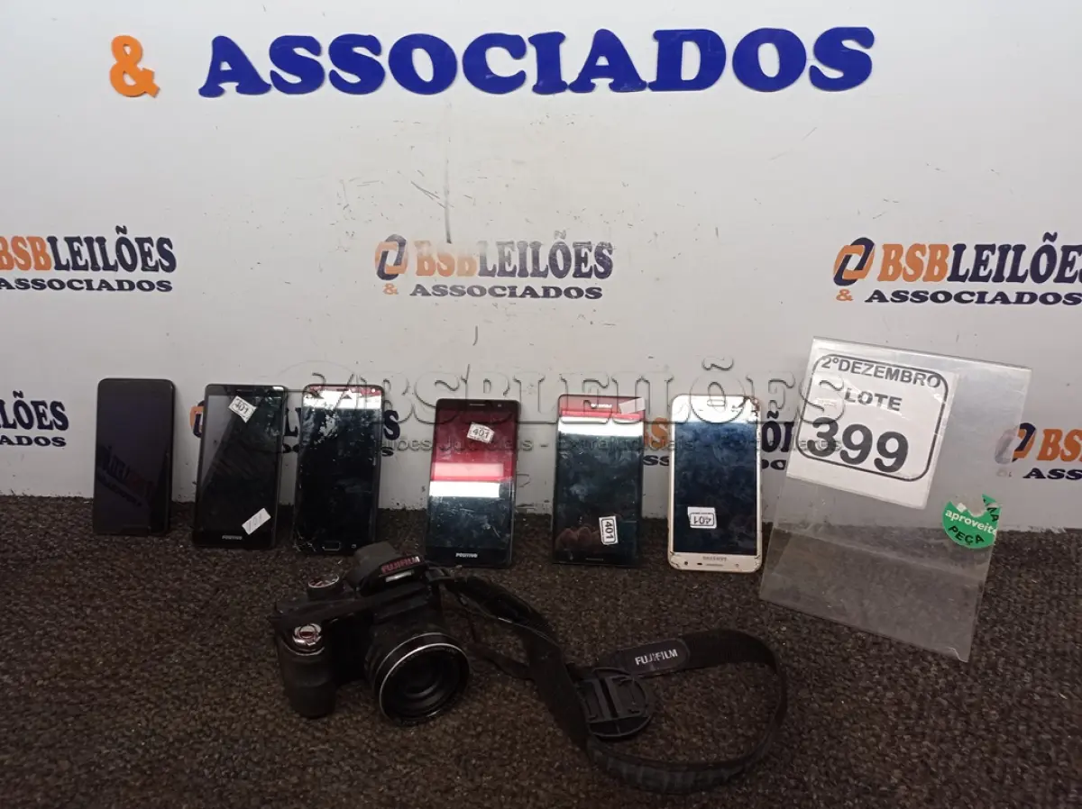 LOTE 399 - 01 CÂMERA DIGITAL MARCA FUJIFILM 06 CELULARES MARCAS E MODELOS DIVERSOS P/RETIRADA DE PEÇAS. (NO ESTADO) ATENÇÃO! FAZER A VISITAÇÃO ANTES DE ARREMATAR, NÃO SABEMOS SE FUNCIONA. LEILÃO NÃO TEM GARANTIA E NEM DEVOLUÇÃO, SUJEITO A POSSÍVEIS AVARIAS VISÍVEIS/OCULTAS E/OU AUSÊNCIA DE COMPONENTES.
