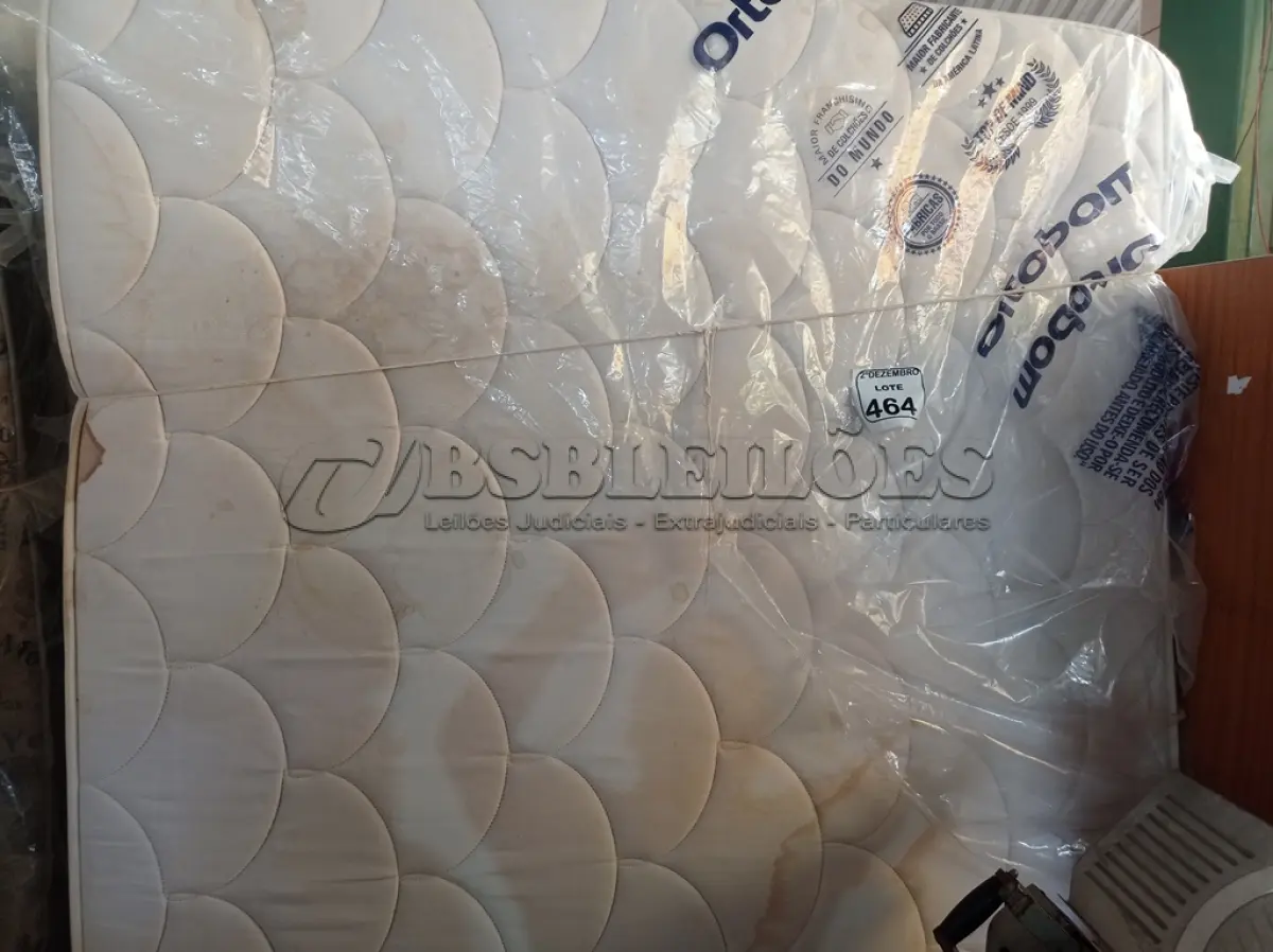 LOTE 464 - 01 CAMA BOX KING P/CASAL. (NO ESTADO) ATENÇÃO! FAZER A VISITAÇÃO ANTES DE ARREMATAR, NÃO SABEMOS SE FUNCIONA. LEILÃO NÃO TEM GARANTIA E NEM DEVOLUÇÃO, SUJEITO A POSSÍVEIS AVARIAS VISÍVEIS/OCULTAS E/OU AUSÊNCIA DE COMPONENTES.