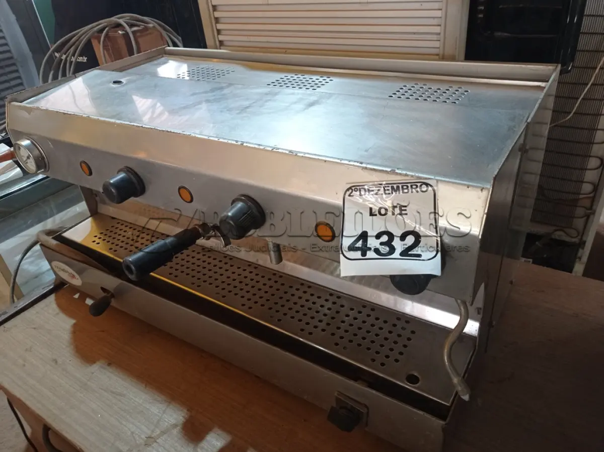 LOTE 432 - 01 MÁQUINA DE CAFÉ EXPRESSO EM INOX INDUSTRIAL. (NO ESTADO) ATENÇÃO! FAZER A VISITAÇÃO ANTES DE ARREMATAR, NÃO SABEMOS SE FUNCIONA. LEILÃO NÃO TEM GARANTIA E NEM DEVOLUÇÃO, SUJEITO A POSSÍVEIS AVARIAS VISÍVEIS/OCULTAS E/OU AUSÊNCIA DE COMPONENTES.