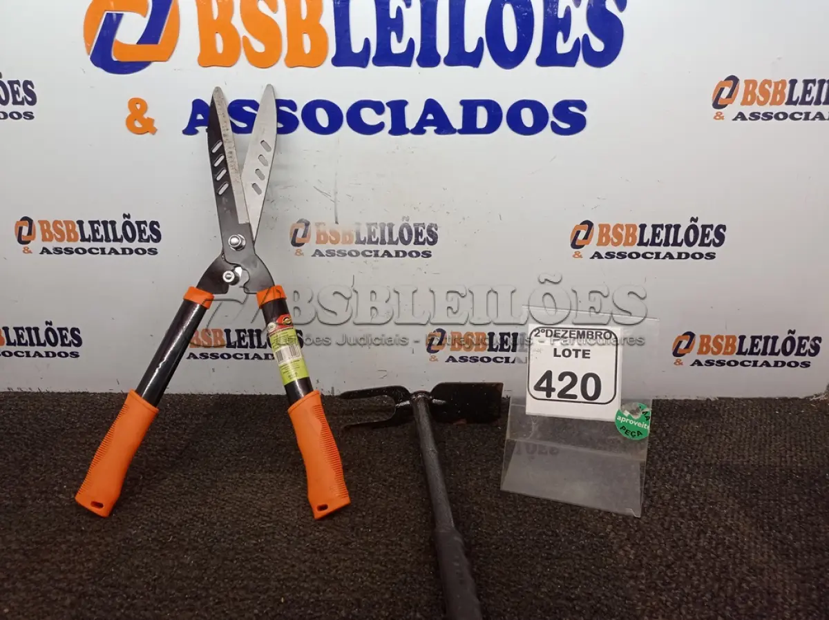 LOTE 420 - 01 TESOURA E 01 SACHO P/JARDINAGEM(NOVO). (NO ESTADO) ATENÇÃO! FAZER A VISITAÇÃO ANTES DE ARREMATAR, NÃO SABEMOS SE FUNCIONA. LEILÃO NÃO TEM GARANTIA E NEM DEVOLUÇÃO, SUJEITO A POSSÍVEIS AVARIAS VISÍVEIS/OCULTAS E/OU AUSÊNCIA DE COMPONENTES.