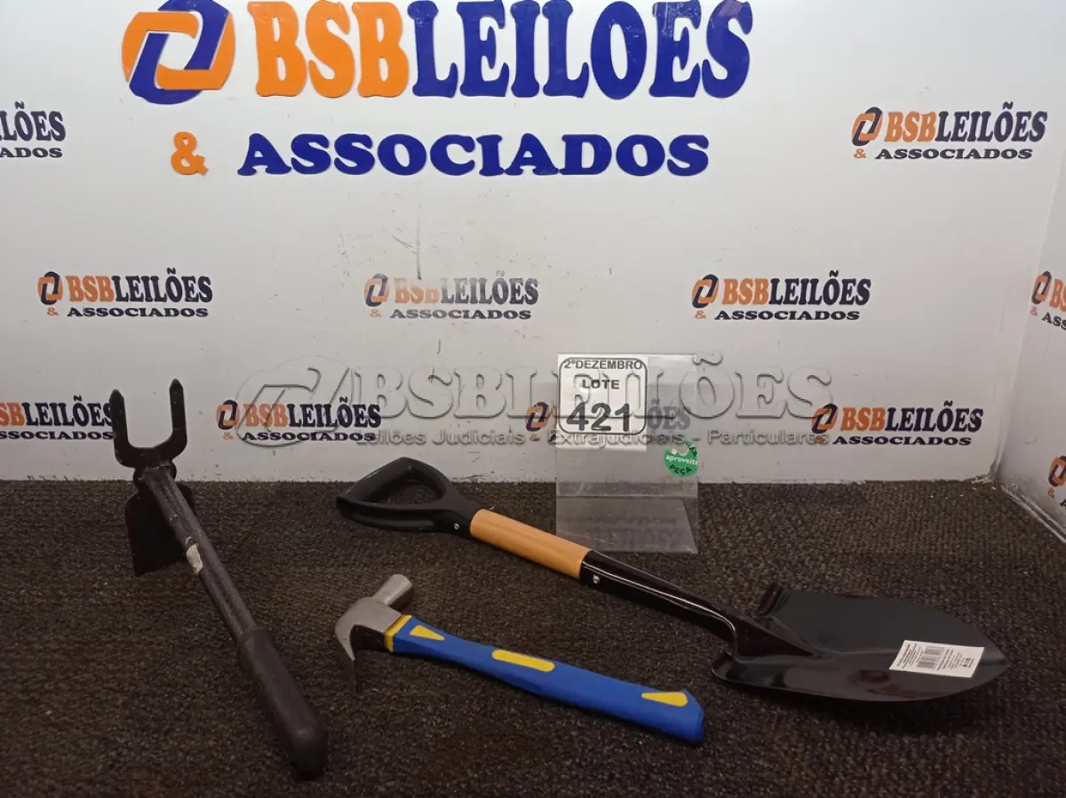 LOTE 421 - 01 MARTELO, 01 MINI PÁ E 01 SACHO P/JARDIM(NOVO). (NO ESTADO) ATENÇÃO! FAZER A VISITAÇÃO ANTES DE ARREMATAR, NÃO SABEMOS SE FUNCIONA. LEILÃO NÃO TEM GARANTIA E NEM DEVOLUÇÃO, SUJEITO A POSSÍVEIS AVARIAS VISÍVEIS/OCULTAS E/OU AUSÊNCIA DE COMPONENTES.