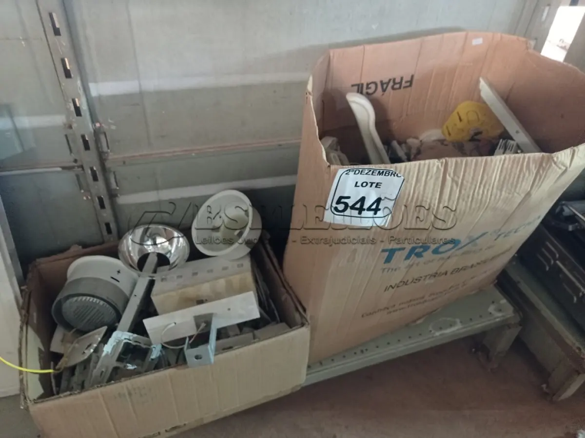 LOTE 544 - 01 LOTE C/GRANDE QUANTIDADE DE LUMINÁRIAS E MATERIAIS DIVERSOS. (NO ESTADO) ATENÇÃO! FAZER A VISITAÇÃO ANTES DE ARREMATAR, NÃO SABEMOS SE FUNCIONA. LEILÃO NÃO TEM GARANTIA E NEM DEVOLUÇÃO, SUJEITO A POSSÍVEIS AVARIAS VISÍVEIS/OCULTAS E/OU AUSÊNCIA DE COMPONENTES.