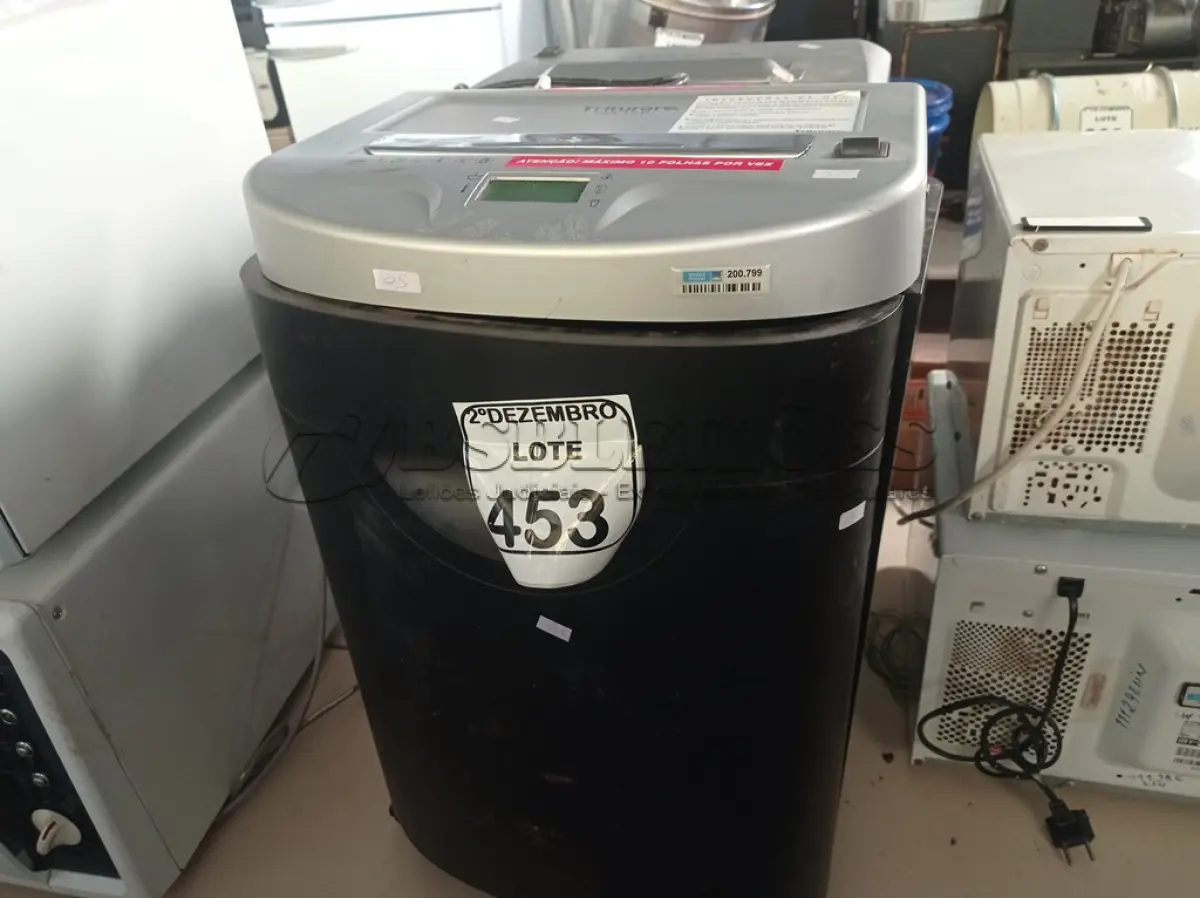 LOTE 453 - 02 FRAGMENTADORAS DE PAPEL MARCAS E MODELOS DIVERSOS. (NO ESTADO) ATENÇÃO! FAZER A VISITAÇÃO ANTES DE ARREMATAR, NÃO SABEMOS SE FUNCIONA. LEILÃO NÃO TEM GARANTIA E NEM DEVOLUÇÃO, SUJEITO A POSSÍVEIS AVARIAS VISÍVEIS/OCULTAS E/OU AUSÊNCIA DE COMPONENTES.