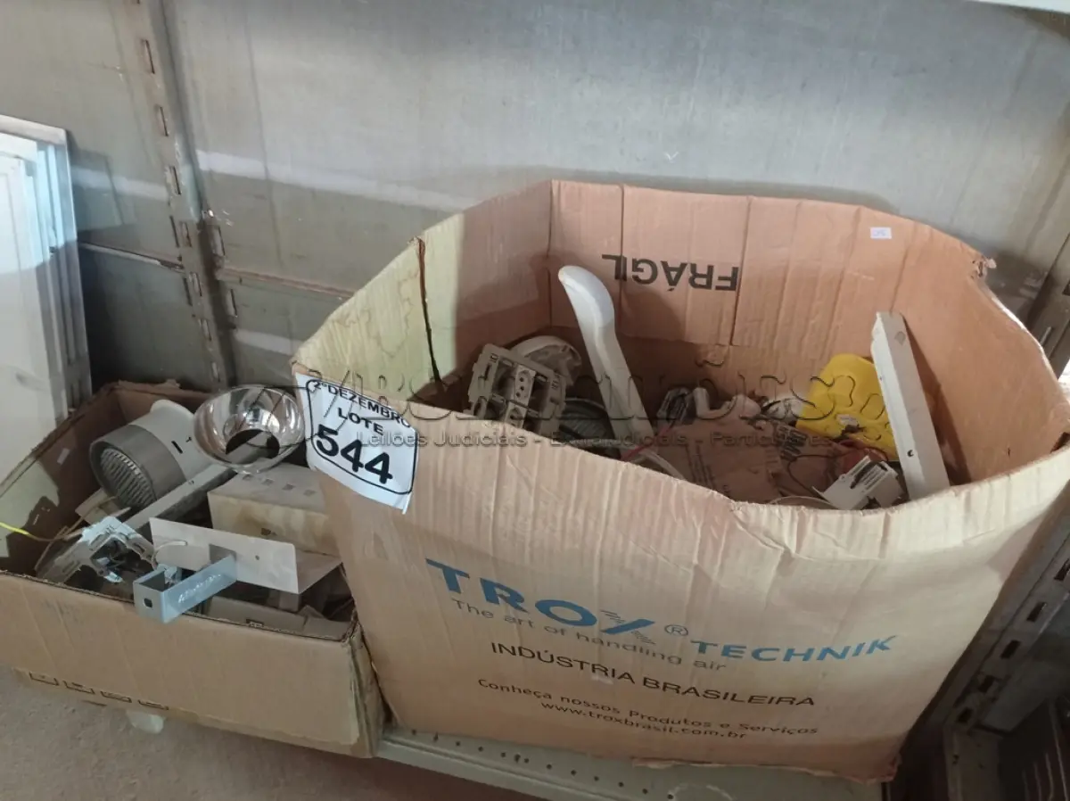 LOTE 544 - 01 LOTE C/GRANDE QUANTIDADE DE LUMINÁRIAS E MATERIAIS DIVERSOS. (NO ESTADO) ATENÇÃO! FAZER A VISITAÇÃO ANTES DE ARREMATAR, NÃO SABEMOS SE FUNCIONA. LEILÃO NÃO TEM GARANTIA E NEM DEVOLUÇÃO, SUJEITO A POSSÍVEIS AVARIAS VISÍVEIS/OCULTAS E/OU AUSÊNCIA DE COMPONENTES.