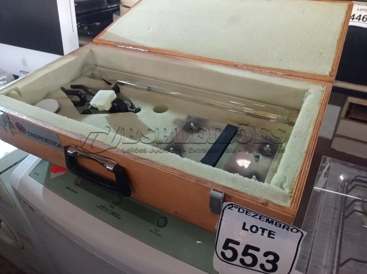 LOTE 553 - 01 CAIXA DE MADEIRA P/MATERIAIS DE LABORATÓRIO. (NO ESTADO) ATENÇÃO! FAZER A VISITAÇÃO ANTES DE ARREMATAR, NÃO SABEMOS SE FUNCIONA. LEILÃO NÃO TEM GARANTIA E NEM DEVOLUÇÃO, SUJEITO A POSSÍVEIS AVARIAS VISÍVEIS/OCULTAS E/OU AUSÊNCIA DE COMPONENTES.