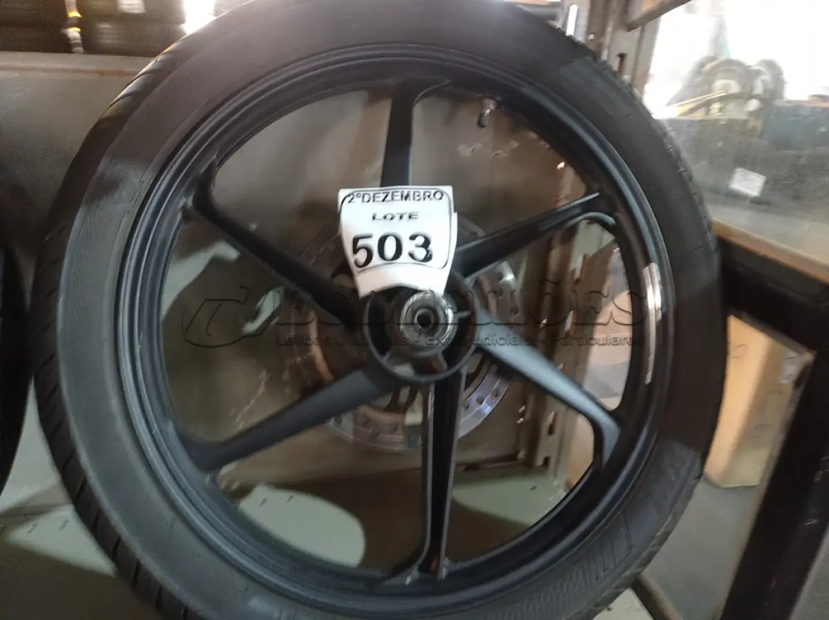 LOTE 503 - 01 RODA P/MOTO COM PNEU E CÂMARA DE AR, ARO “18. PARA HONDA 150 E 160 CILINDRADAS. (NO ESTADO) ATENÇÃO! FAZER A VISITAÇÃO ANTES DE ARREMATAR, NÃO SABEMOS SE FUNCIONA. LEILÃO NÃO TEM GARANTIA E NEM DEVOLUÇÃO, SUJEITO A POSSÍVEIS AVARIAS VISÍVEIS/OCULTAS E/OU AUSÊNCIA DE COMPONENTES.