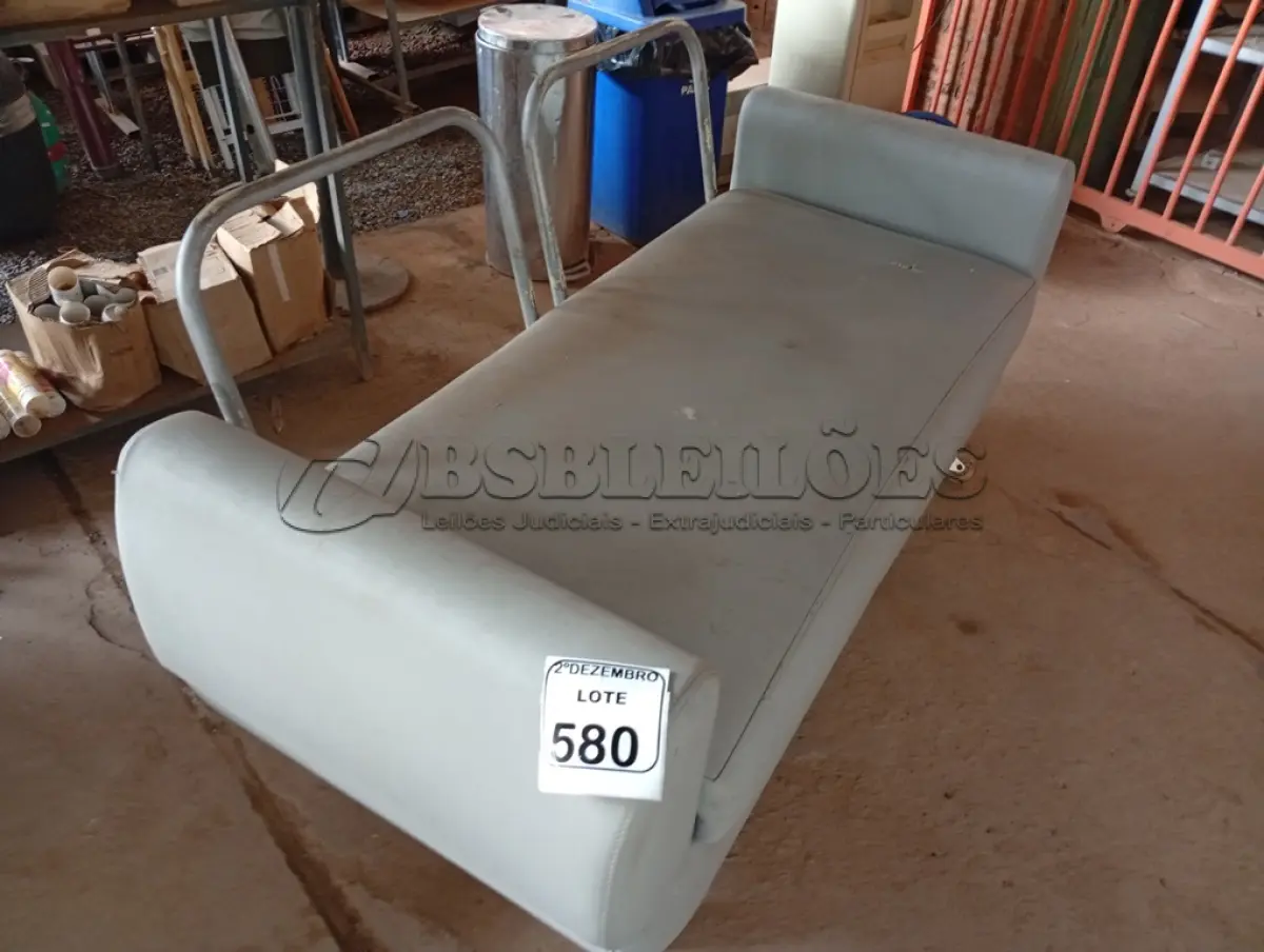 LOTE 580 - 01 SOFÁ C/BASE DE FERRO E RODINHAS. (NO ESTADO) ATENÇÃO! FAZER A VISITAÇÃO ANTES DE ARREMATAR, NÃO SABEMOS SE FUNCIONA. LEILÃO NÃO TEM GARANTIA E NEM DEVOLUÇÃO, SUJEITO A POSSÍVEIS AVARIAS VISÍVEIS/OCULTAS E/OU AUSÊNCIA DE COMPONENTES.