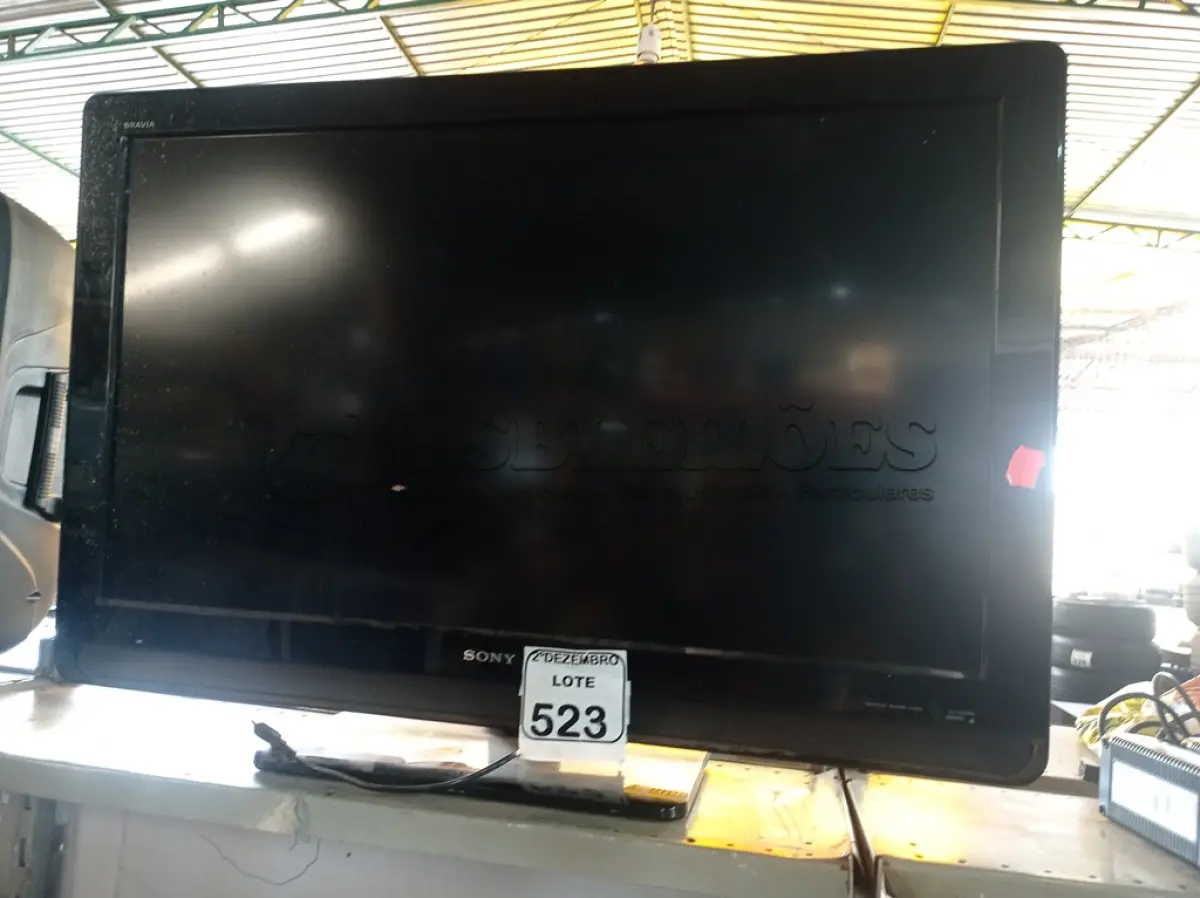 LOTE 523 - 01 TV 40” MARCA SONY. (NO ESTADO) ATENÇÃO! FAZER A VISITAÇÃO ANTES DE ARREMATAR, NÃO SABEMOS SE FUNCIONA. LEILÃO NÃO TEM GARANTIA E NEM DEVOLUÇÃO, SUJEITO A POSSÍVEIS AVARIAS VISÍVEIS/OCULTAS E/OU AUSÊNCIA DE COMPONENTES.