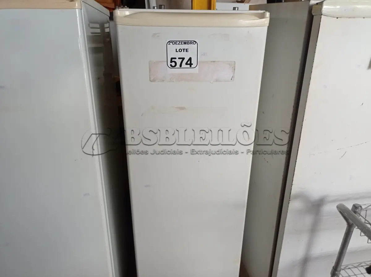 LOTE 574 - 01 GELADEIRA MARCA CONSUL 220V. (NO ESTADO) ATENÇÃO! FAZER A VISITAÇÃO ANTES DE ARREMATAR, NÃO SABEMOS SE FUNCIONA. LEILÃO NÃO TEM GARANTIA E NEM DEVOLUÇÃO, SUJEITO A POSSÍVEIS AVARIAS VISÍVEIS/OCULTAS E/OU AUSÊNCIA DE COMPONENTES.