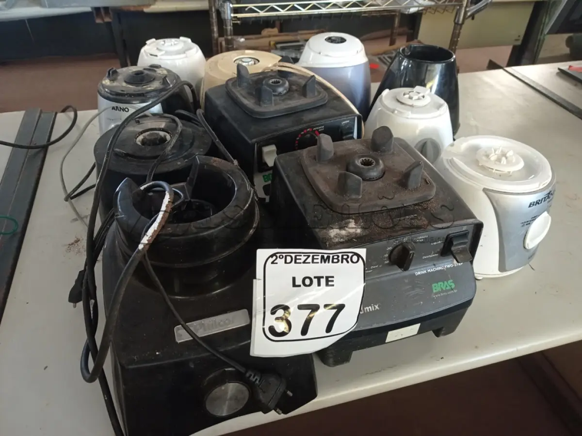 LOTE 377 - 11 BASES DE LIQUIDIFICADORES MARCAS E MODELOS DIVERSOS. (NO ESTADO) ATENÇÃO! FAZER A VISITAÇÃO ANTES DE ARREMATAR, NÃO SABEMOS SE FUNCIONA. LEILÃO NÃO TEM GARANTIA E NEM DEVOLUÇÃO, SUJEITO A POSSÍVEIS AVARIAS VISÍVEIS/OCULTAS E/OU AUSÊNCIA DE COMPONENTES.