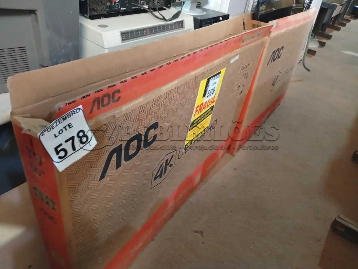 LOTE 578 - 02 TVS 50” MARCA AOC P/RETIRADA DE PEÇAS. (NO ESTADO) ATENÇÃO! FAZER A VISITAÇÃO ANTES DE ARREMATAR, NÃO SABEMOS SE FUNCIONA. LEILÃO NÃO TEM GARANTIA E NEM DEVOLUÇÃO, SUJEITO A POSSÍVEIS AVARIAS VISÍVEIS/OCULTAS E/OU AUSÊNCIA DE COMPONENTES.