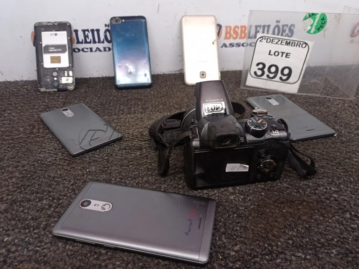 LOTE 399 - 01 CÂMERA DIGITAL MARCA FUJIFILM 06 CELULARES MARCAS E MODELOS DIVERSOS P/RETIRADA DE PEÇAS. (NO ESTADO) ATENÇÃO! FAZER A VISITAÇÃO ANTES DE ARREMATAR, NÃO SABEMOS SE FUNCIONA. LEILÃO NÃO TEM GARANTIA E NEM DEVOLUÇÃO, SUJEITO A POSSÍVEIS AVARIAS VISÍVEIS/OCULTAS E/OU AUSÊNCIA DE COMPONENTES.