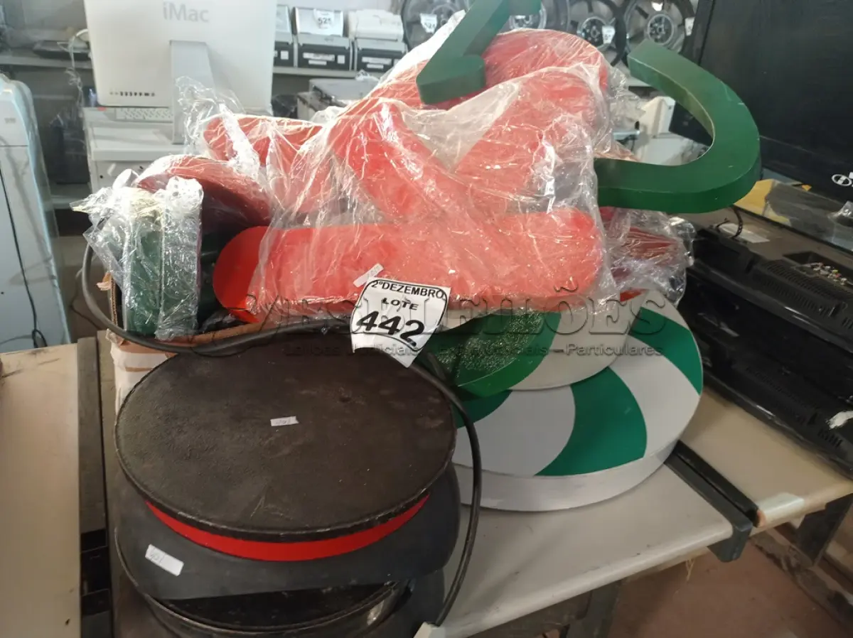 LOTE 442 - 02 CREPERIAS MARCAS E MODELOS DIVERSOS E DIVERSOS NÚMEROS E LETRAS DECORATIVOS DE FERRO P/PAREDE. (NO ESTADO) ATENÇÃO! FAZER A VISITAÇÃO ANTES DE ARREMATAR, NÃO SABEMOS SE FUNCIONA. LEILÃO NÃO TEM GARANTIA E NEM DEVOLUÇÃO, SUJEITO A POSSÍVEIS AVARIAS VISÍVEIS/OCULTAS E/OU AUSÊNCIA DE COMPONENTES.