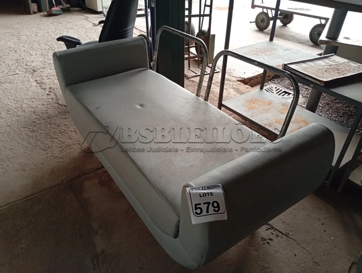 LOTE 579 - 01 SOFÁ C/BASE DE FERRO E RODINHAS. (NO ESTADO) ATENÇÃO! FAZER A VISITAÇÃO ANTES DE ARREMATAR, NÃO SABEMOS SE FUNCIONA. LEILÃO NÃO TEM GARANTIA E NEM DEVOLUÇÃO, SUJEITO A POSSÍVEIS AVARIAS VISÍVEIS/OCULTAS E/OU AUSÊNCIA DE COMPONENTES.