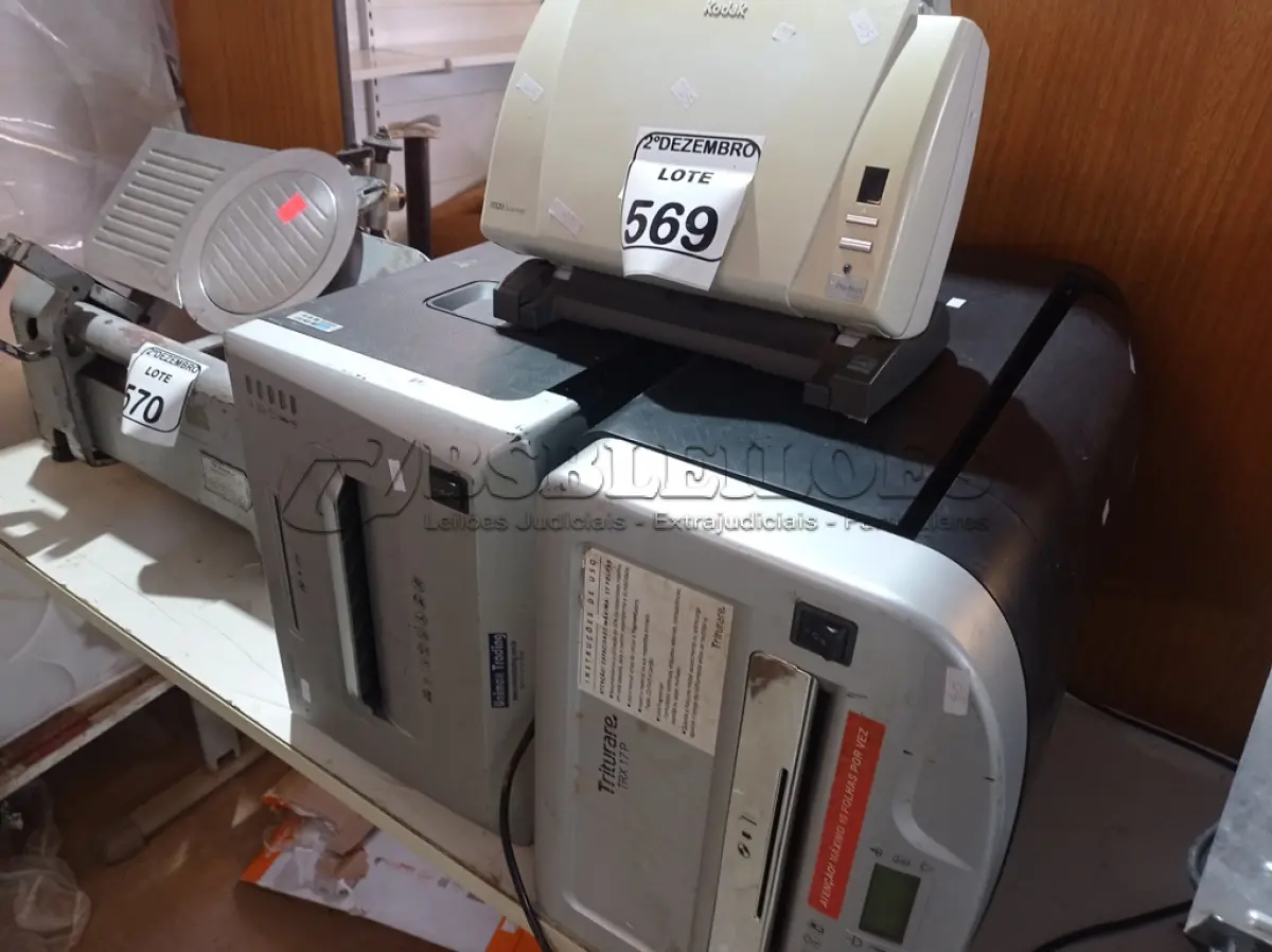 LOTE 569 - 01 SCANNER MARCA KODAK E 02 FRAGMENTADORAS DE PAPEL MARCAS E MODELOS DIVERSOS. (NO ESTADO) ATENÇÃO! FAZER A VISITAÇÃO ANTES DE ARREMATAR, NÃO SABEMOS SE FUNCIONA. LEILÃO NÃO TEM GARANTIA E NEM DEVOLUÇÃO, SUJEITO A POSSÍVEIS AVARIAS VISÍVEIS/OCULTAS E/OU AUSÊNCIA DE COMPONENTES.