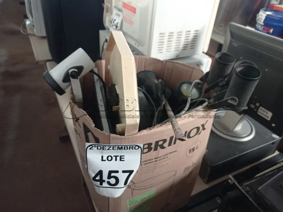 LOTE 457 - 03 RELÓGIOS DE PAREDE, LEITORES DE CÓDIGOS DE BARRA, LUMINARIAS E ESPETOS DE JARDIM DIVERSOS. (NO ESTADO) ATENÇÃO! FAZER A VISITAÇÃO ANTES DE ARREMATAR, NÃO SABEMOS SE FUNCIONA. LEILÃO NÃO TEM GARANTIA E NEM DEVOLUÇÃO, SUJEITO A POSSÍVEIS AVARIAS VISÍVEIS/OCULTAS E/OU AUSÊNCIA DE COMPONENTES.