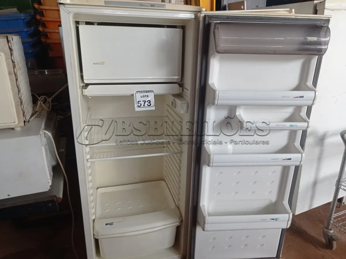 LOTE 573 - 01 GELADEIRA MARCA CONSUL 220V. (NO ESTADO) ATENÇÃO! FAZER A VISITAÇÃO ANTES DE ARREMATAR, NÃO SABEMOS SE FUNCIONA. LEILÃO NÃO TEM GARANTIA E NEM DEVOLUÇÃO, SUJEITO A POSSÍVEIS AVARIAS VISÍVEIS/OCULTAS E/OU AUSÊNCIA DE COMPONENTES.