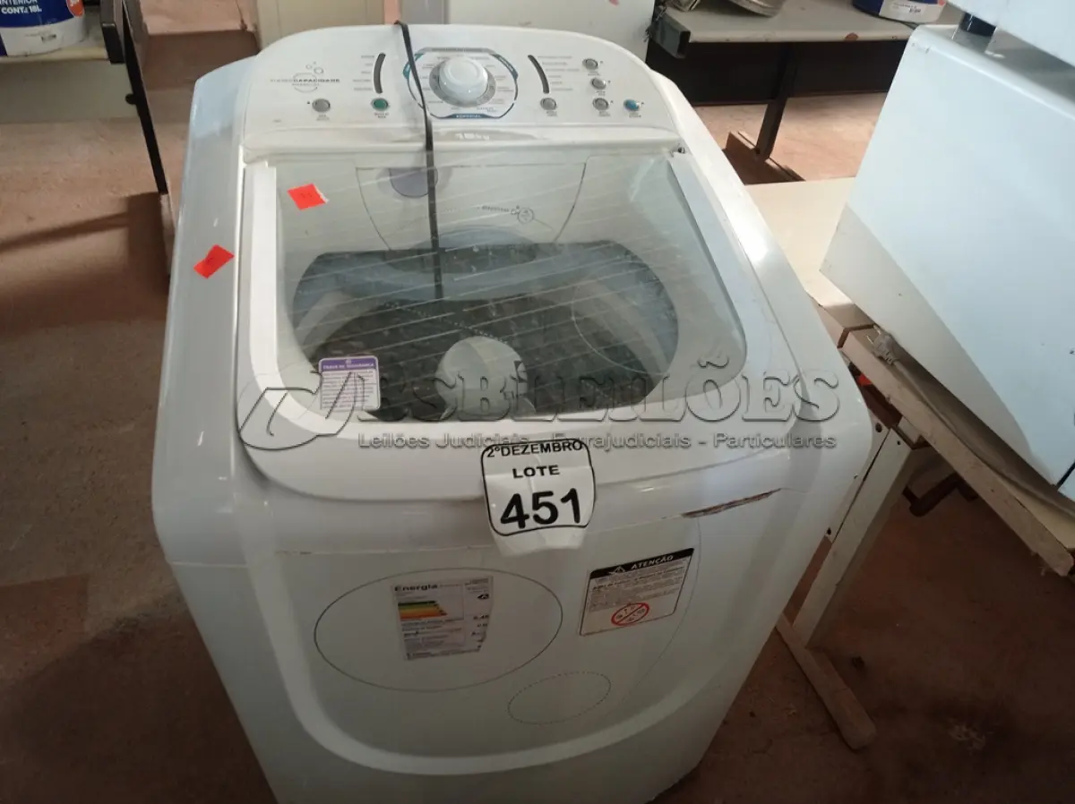 LOTE 451 - 01 MÁQUINA DE LAVAR MARCA ELECTROLUX 15KG. (NO ESTADO) ATENÇÃO! FAZER A VISITAÇÃO ANTES DE ARREMATAR, NÃO SABEMOS SE FUNCIONA. LEILÃO NÃO TEM GARANTIA E NEM DEVOLUÇÃO, SUJEITO A POSSÍVEIS AVARIAS VISÍVEIS/OCULTAS E/OU AUSÊNCIA DE COMPONENTES.