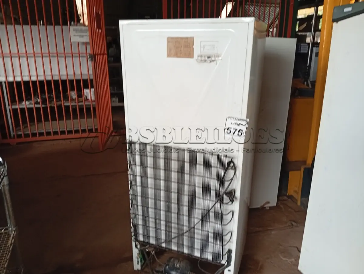 LOTE 575 - 01 GELADEIRA MARCA CONSUL 220V. (NO ESTADO) ATENÇÃO! FAZER A VISITAÇÃO ANTES DE ARREMATAR, NÃO SABEMOS SE FUNCIONA. LEILÃO NÃO TEM GARANTIA E NEM DEVOLUÇÃO, SUJEITO A POSSÍVEIS AVARIAS VISÍVEIS/OCULTAS E/OU AUSÊNCIA DE COMPONENTES.