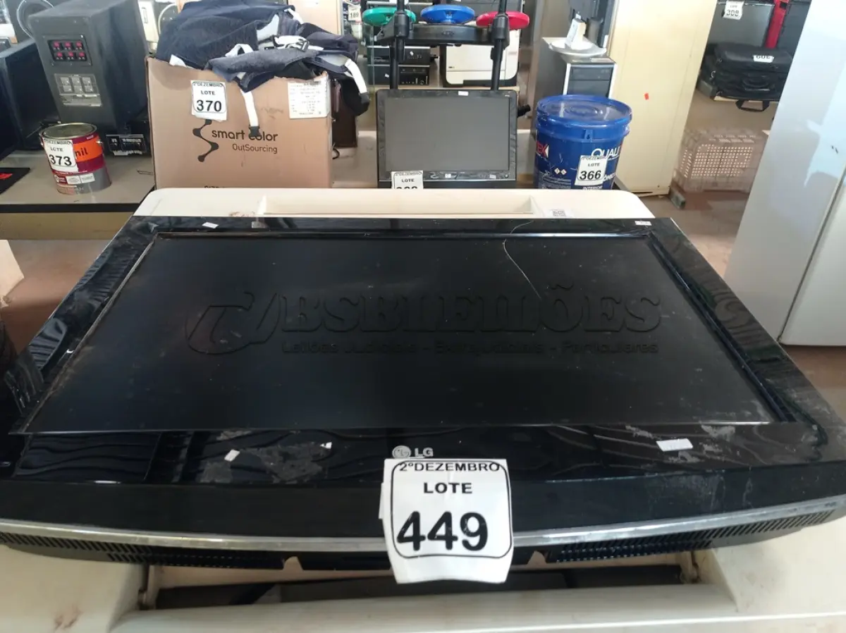 LOTE 449 - 01 TV LG 32” P/RETIRADA DE PEÇAS. (NO ESTADO) ATENÇÃO! FAZER A VISITAÇÃO ANTES DE ARREMATAR, NÃO SABEMOS SE FUNCIONA. LEILÃO NÃO TEM GARANTIA E NEM DEVOLUÇÃO, SUJEITO A POSSÍVEIS AVARIAS VISÍVEIS/OCULTAS E/OU AUSÊNCIA DE COMPONENTES.