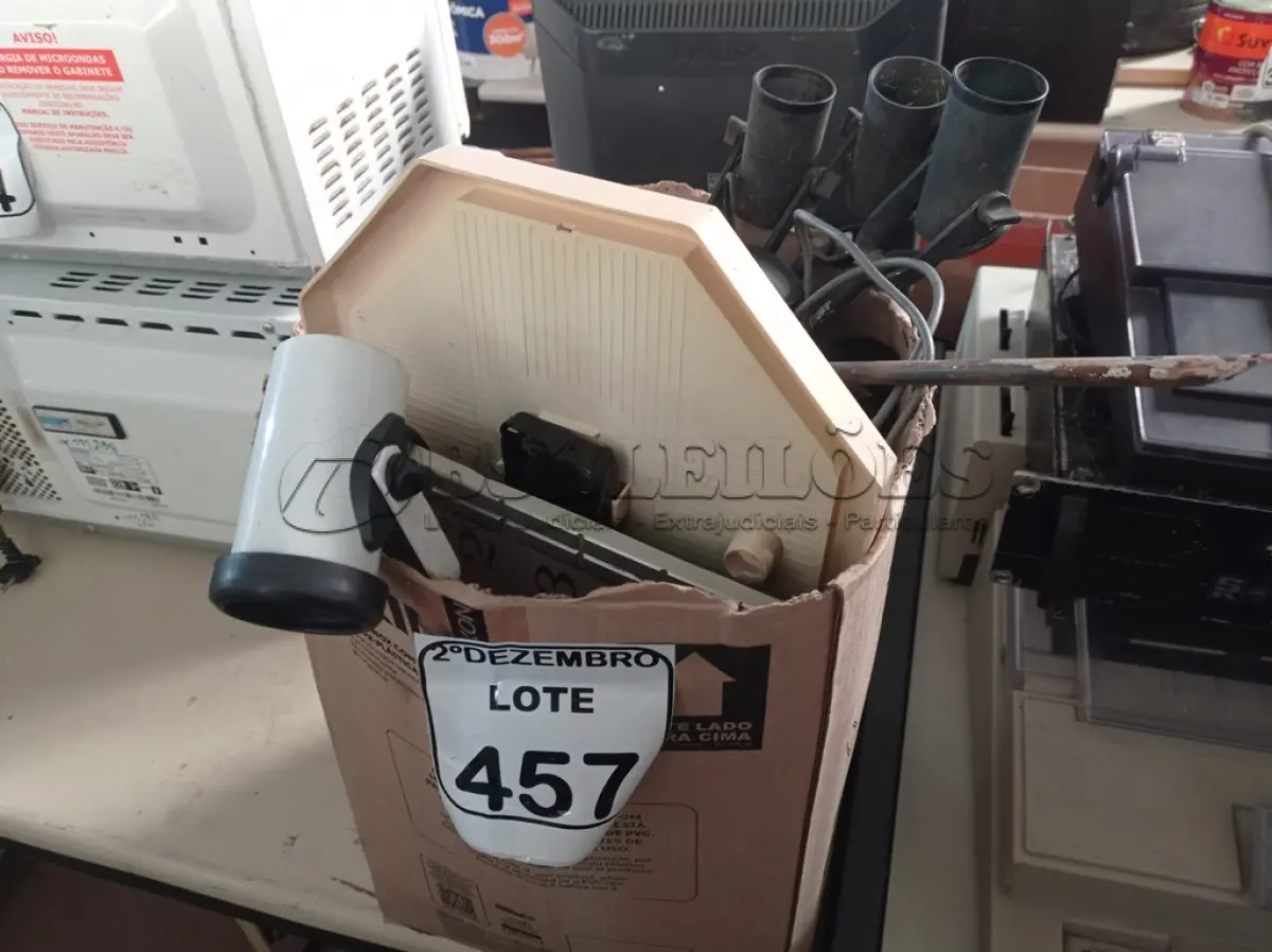 LOTE 457 - 03 RELÓGIOS DE PAREDE, LEITORES DE CÓDIGOS DE BARRA, LUMINARIAS E ESPETOS DE JARDIM DIVERSOS. (NO ESTADO) ATENÇÃO! FAZER A VISITAÇÃO ANTES DE ARREMATAR, NÃO SABEMOS SE FUNCIONA. LEILÃO NÃO TEM GARANTIA E NEM DEVOLUÇÃO, SUJEITO A POSSÍVEIS AVARIAS VISÍVEIS/OCULTAS E/OU AUSÊNCIA DE COMPONENTES.