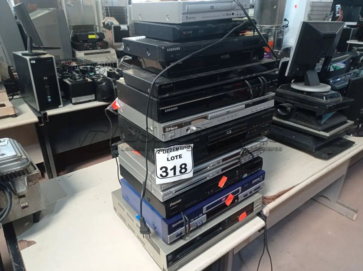 LOTE 318 - 01VÍDEO CASSETE E VÁRIOS APARELHOS DVD MARCAS E MODELOS DIVERSOS. (NO ESTADO) ATENÇÃO! FAZER A VISITAÇÃO ANTES DE ARREMATAR, NÃO SABEMOS SE FUNCIONA. LEILÃO NÃO TEM GARANTIA E NEM DEVOLUÇÃO, SUJEITO A POSSÍVEIS AVARIAS VISÍVEIS/OCULTAS E/OU AUSÊNCIA DE COMPONENTES.