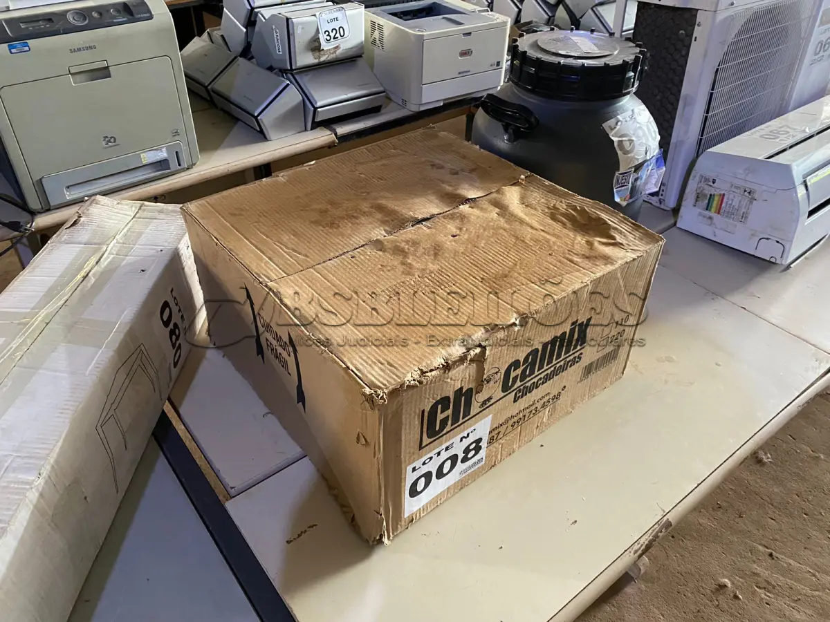 LOTE 008 - 01 - CHOCADEIRA 80 OVOS AUTOMÁTICA 220V (NO ESTADO, NÃO SABEMOS SE FUNCIONA. LEILÃO NÃO TEM GARANTIA E NEM DEVOLUÇÃO, SUJEITO A POSSÍVEIS AVARIAS VISÍVEIS/OCULTAS E/OU AUSÊNCIA DE COMPONENTES)