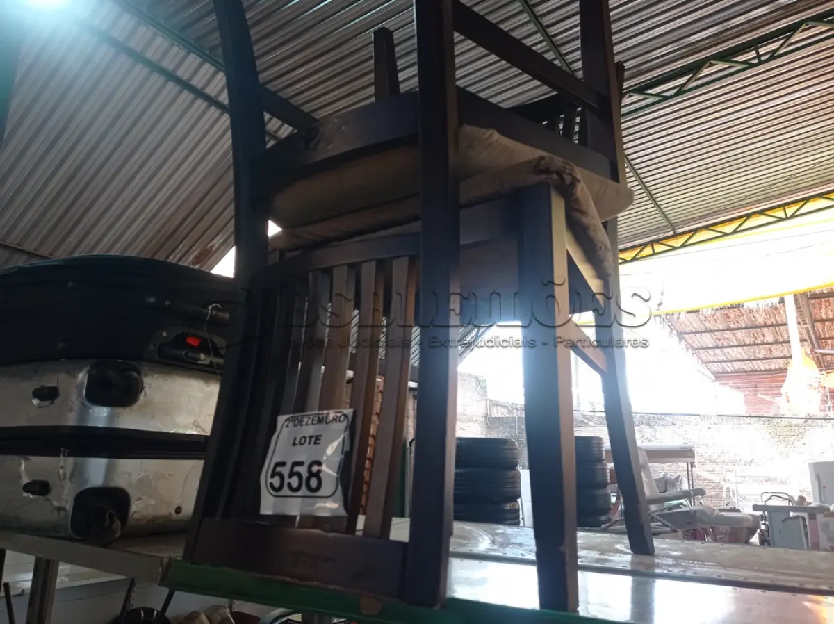 LOTE 558 - 02 CADEIRAS EM MADEIRA C/ASSENTO ESTOFADO. (NO ESTADO) ATENÇÃO! FAZER A VISITAÇÃO ANTES DE ARREMATAR, NÃO SABEMOS SE FUNCIONA. LEILÃO NÃO TEM GARANTIA E NEM DEVOLUÇÃO, SUJEITO A POSSÍVEIS AVARIAS VISÍVEIS/OCULTAS E/OU AUSÊNCIA DE COMPONENTES.