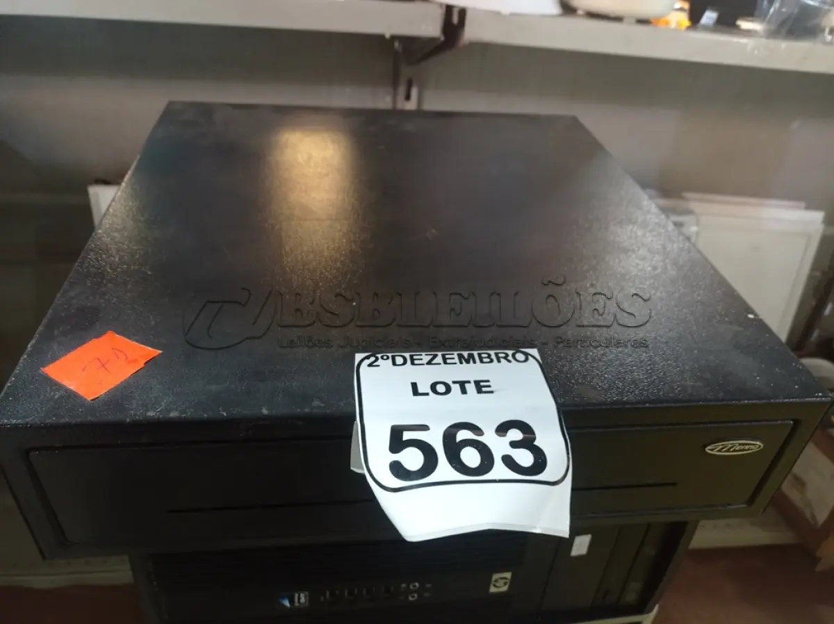LOTE 563 - 01 CAIXA REGISTRADORA. (NO ESTADO) ATENÇÃO! FAZER A VISITAÇÃO ANTES DE ARREMATAR, NÃO SABEMOS SE FUNCIONA. LEILÃO NÃO TEM GARANTIA E NEM DEVOLUÇÃO, SUJEITO A POSSÍVEIS AVARIAS VISÍVEIS/OCULTAS E/OU AUSÊNCIA DE COMPONENTES.