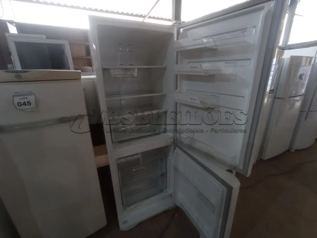 LOTE 055 - 01 REFRIGERADOR INVERSE MARCA ELECTROLUX 220V(REFRIGERATOR). (NO ESTADO EM QUE SE ENCONTRA. SUJEITO A AVARIAS OCULTAS/VISÍVEIS.) BH1503U