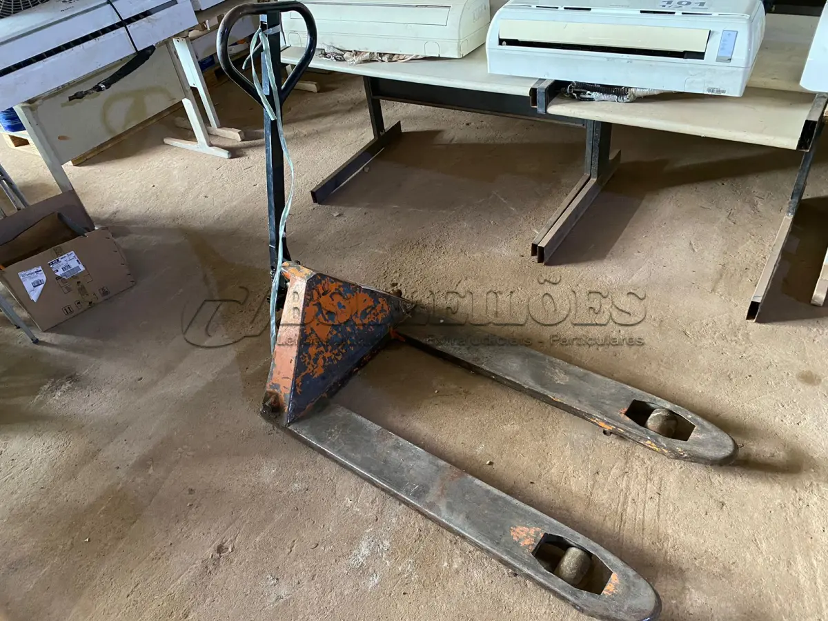LOTE 019 - 01 - PALETEIRA HIDRÁULICA MANUAL (NO ESTADO, NÃO SABEMOS SE FUNCIONA. LEILÃO NÃO TEM GARANTIA E NEM DEVOLUÇÃO, SUJEITO A POSSÍVEIS AVARIAS VISÍVEIS/OCULTAS E/OU AUSÊNCIA DE COMPONENTES)