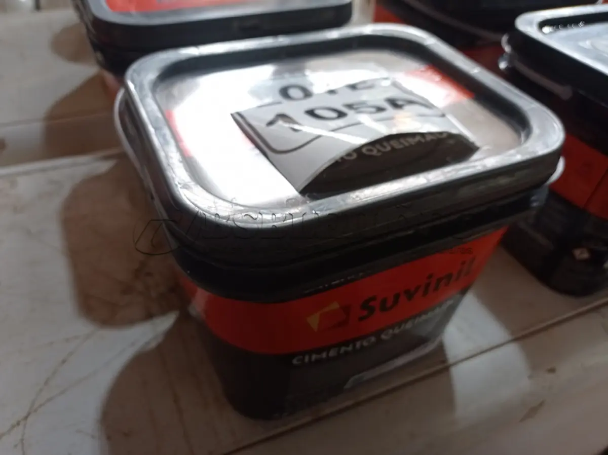 LOTE 105 - 01 BALDE DE MASSA CIMENTO QUEIMADO INTERIOR/EXTERIOR MARCA SUVINIL 5,0KG (NO ESTADO, NÃO SABEMOS SE FUNCIONA. LEILÃO NÃO TEM GARANTIA E NEM DEVOLUÇÃO, SUJEITO A POSSÍVEIS AVARIAS VISÍVEIS/OCULTAS E/OU AUSÊNCIA DE COMPONENTES)