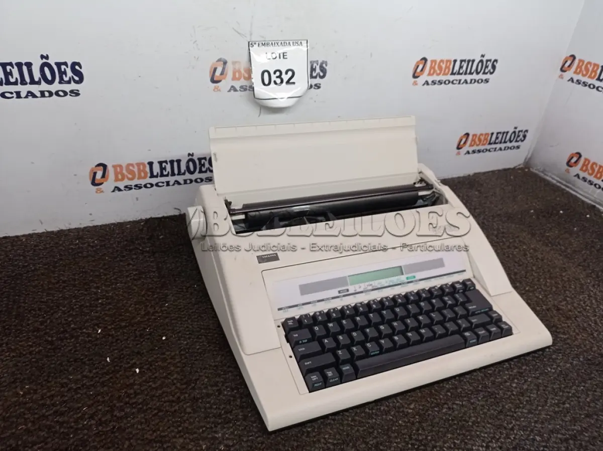 LOTE 032 - 01 MÁQUINA DE ESCREVER (TYPEWRITER). (NO ESTADO EM QUE SE ENCONTRA. SUJEITO A AVARIAS OCULTAS/VISÍVEIS.)