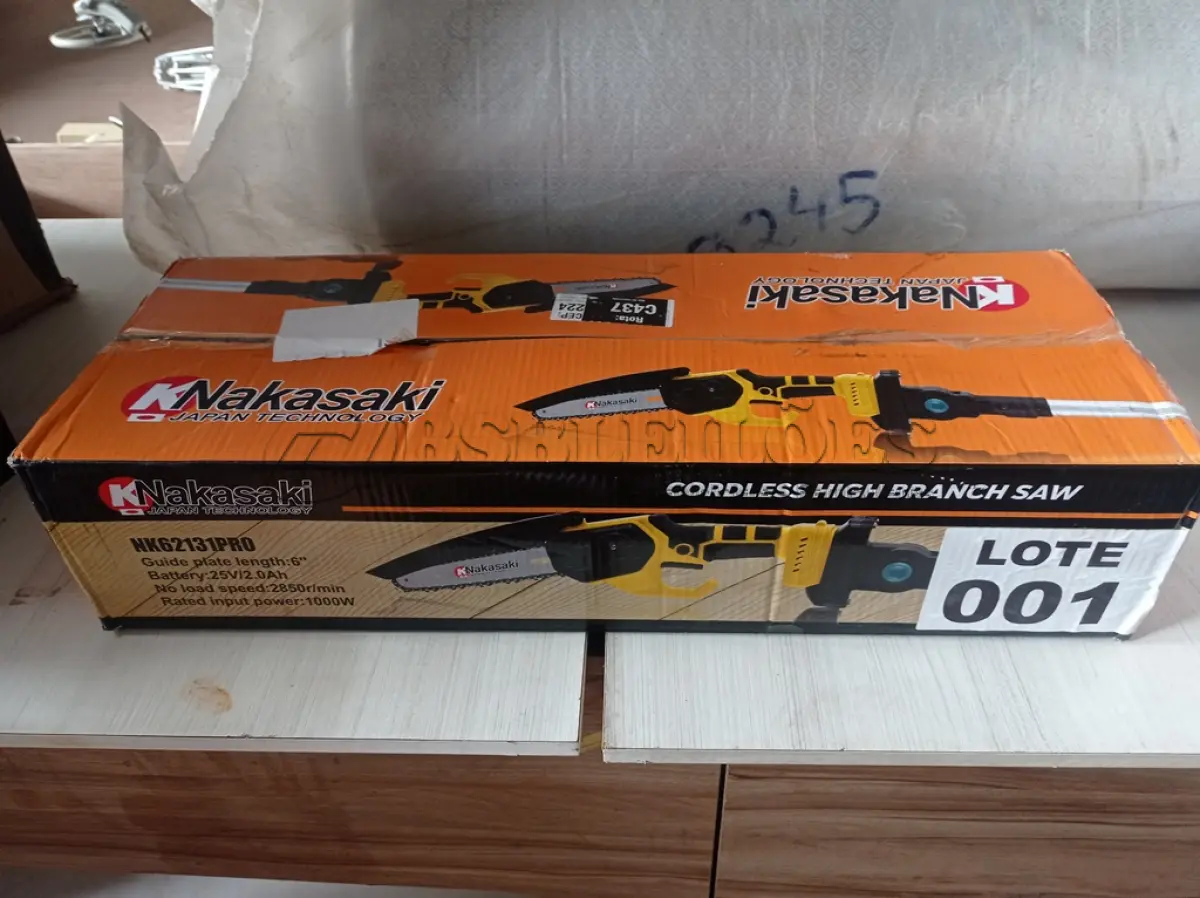 LOTE 001 - 01 - MOTOSERRA BATERIA MINI ELÉTRICA 25V NAKASAKI (NO ESTADO, NÃO SABEMOS SE FUNCIONA. LEILÃO NÃO TEM GARANTIA E NEM DEVOLUÇÃO, SUJEITO A POSSÍVEIS AVARIAS VISÍVEIS/OCULTAS E/OU AUSÊNCIA DE COMPONENTES)