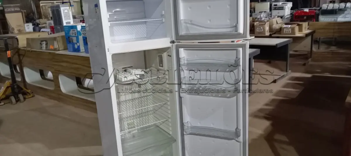 LOTE 029 - 01 – GELADEIRA CONSUL (NO ESTADO, NÃO SABEMOS SE FUNCIONA. LEILÃO NÃO TEM GARANTIA E NEM DEVOLUÇÃO, SUJEITO A POSSÍVEIS AVARIAS VISÍVEIS/OCULTAS E/OU AUSÊNCIA DE COMPONENTES)
